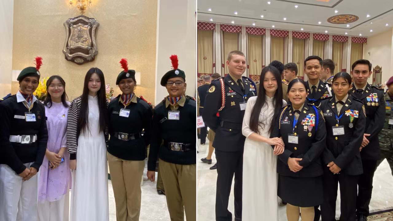 Các đại biểu Việt Nam chụp ảnh kỷ niệm cùng các bạn thiếu sinh quân Ấn Độ (trái) và đại biểu Mỹ (phải)