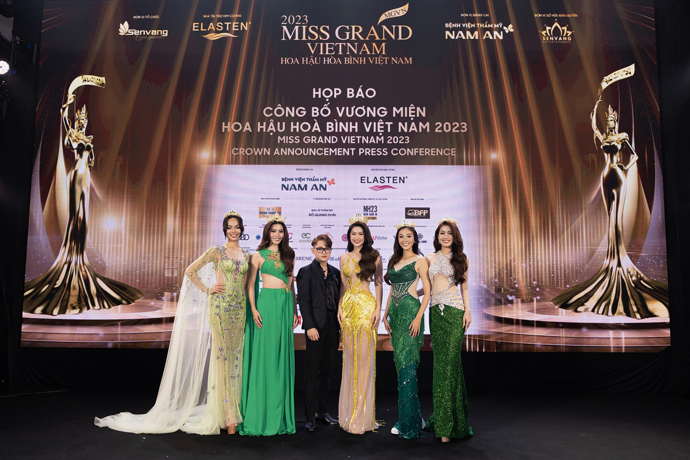 Khang hy vọng Đại diện Việt Nam cùng “Đôi cánh Hòa bình” của mình sẽ lan tỏa những nét đẹp của nước nhà đến bạn bè quốc tế.