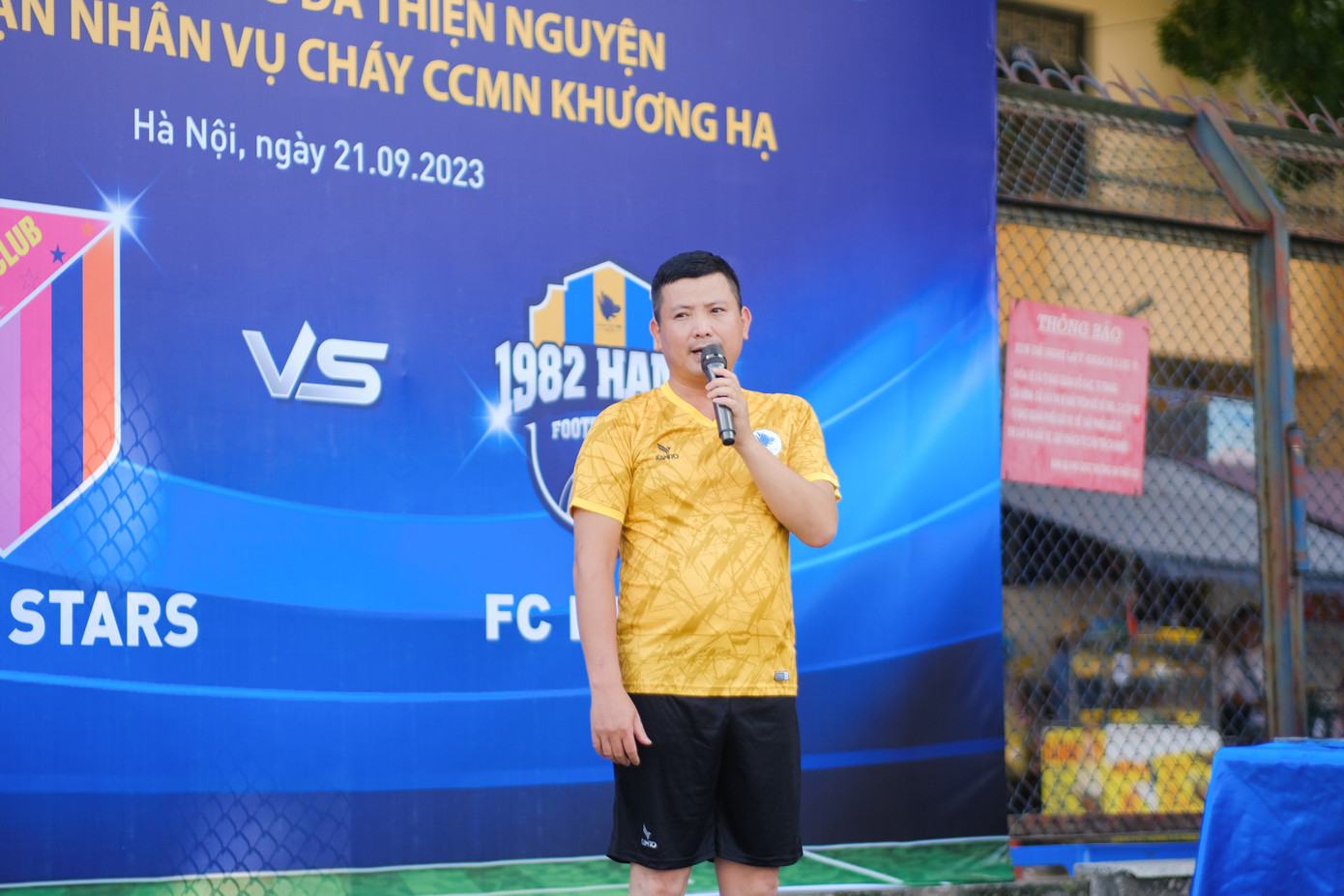 Ông Hà Huy Thành, chủ tịch CLB FC Nhâm Tuất 1982 công bố tổng số tiền kêu gọi được sau trận đấu là 428 triệu đồng. Ông Hà Huy Thành, chủ tịch CLB FC Nhâm Tuất 1982 công bố tổng số tiền kêu gọi được sau trận đấu là 428 triệu đồng.