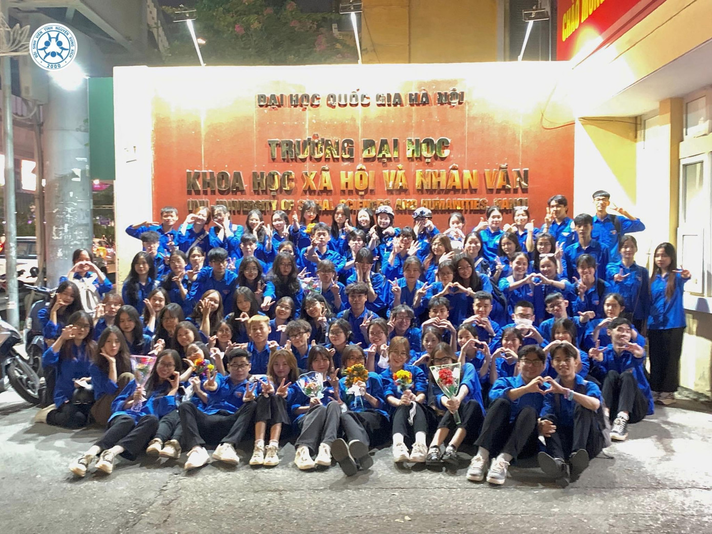 Hoà cùng Đội Sinh viên Tình Nguyện Xung Kích trong chương tình Trao 2023.