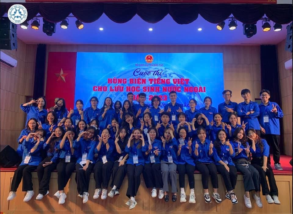 Hoà cùng Đội Sinh viên Tình nguyện Xung Kích Hỗ trợ cuộc thi Hùng biện Tiếng Việt cho học sinh nước ngoài.