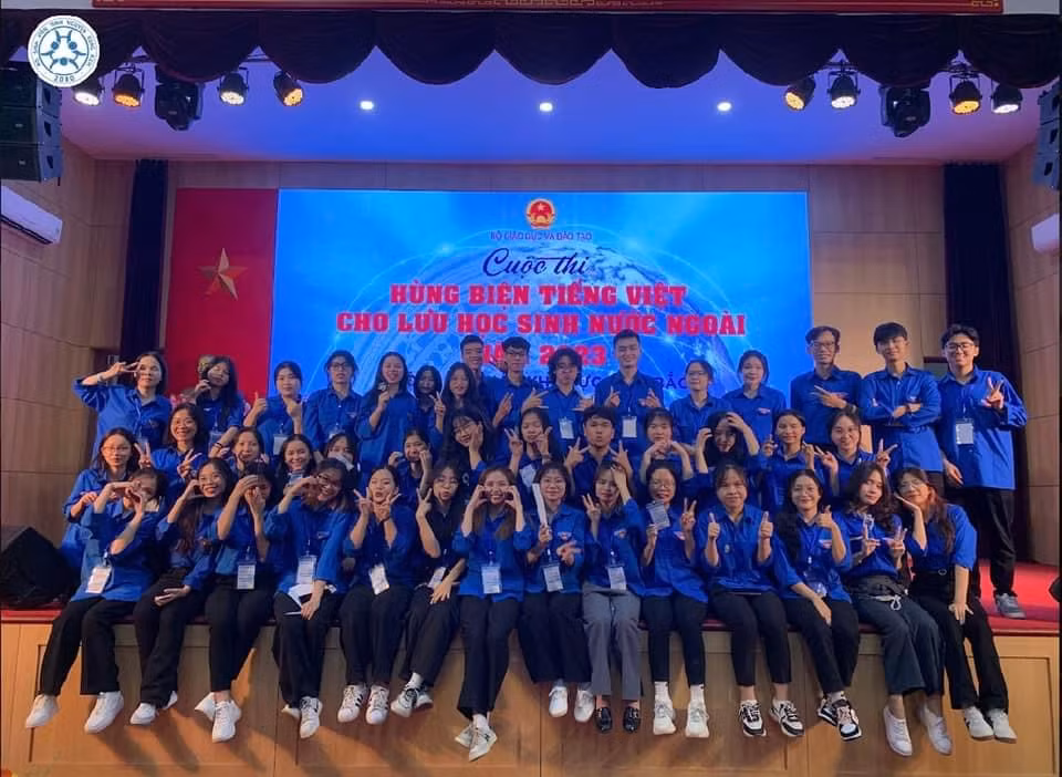 Hoà cùng Đội Sinh viên Tình nguyện Xung Kích Hỗ trợ cuộc thi Hùng biện Tiếng Việt cho học sinh nước ngoài. Hoà cùng Đội Sinh viên Tình nguyện Xung Kích Hỗ trợ cuộc thi Hùng biện Tiếng Việt cho học sinh nước ngoài.