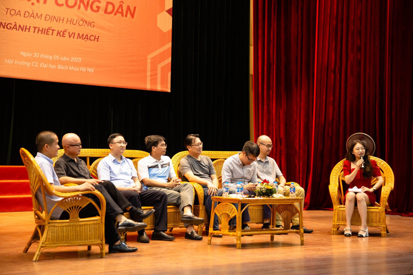 Liên trong vai trò MC cho một số chương trình của trường. Liên trong vai trò MC cho một số chương trình của trường.