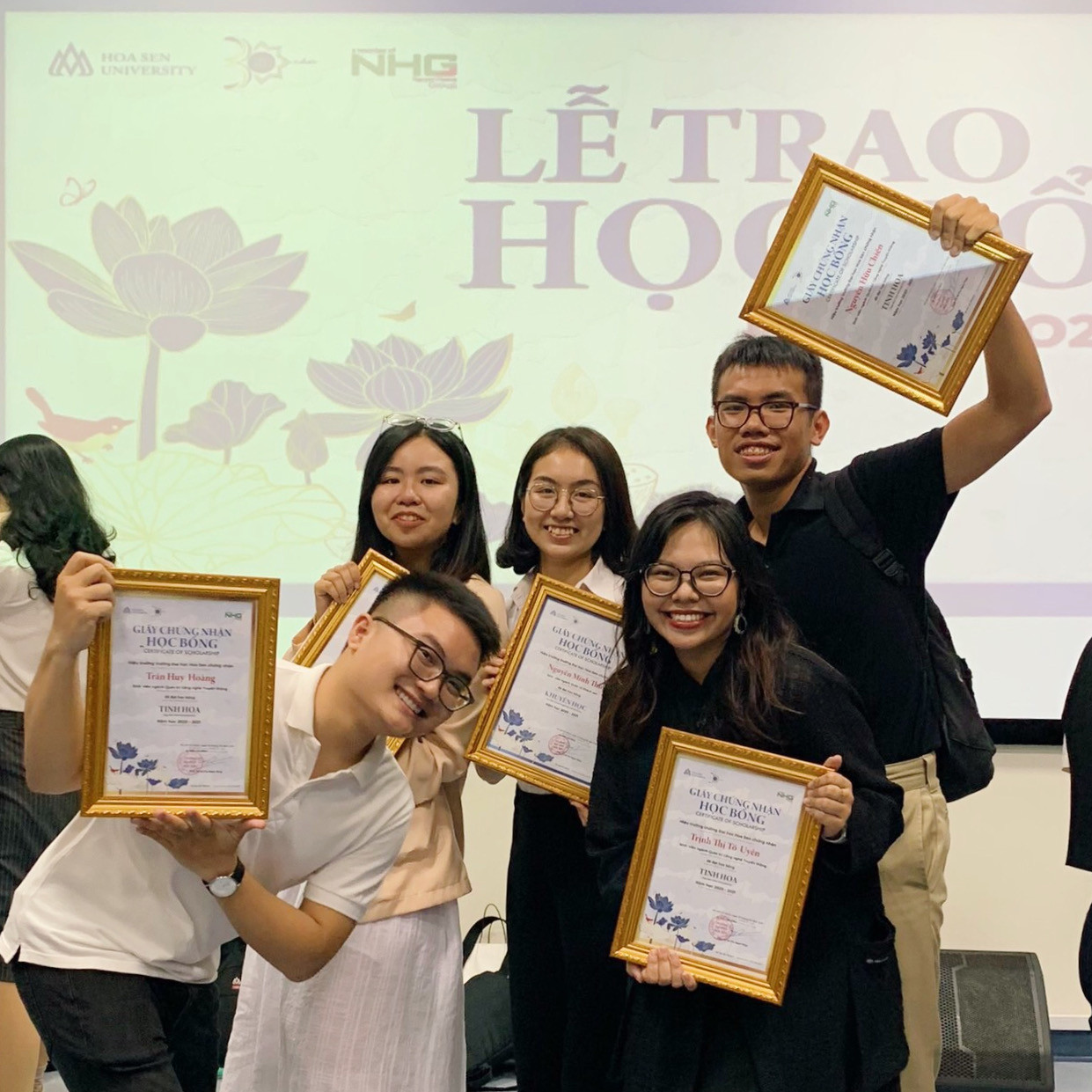 Nhận học bổng Khuyến học Hoa Sen năm học 2020 - 2021. Nhận học bổng Khuyến học Hoa Sen năm học 2020 - 2021.