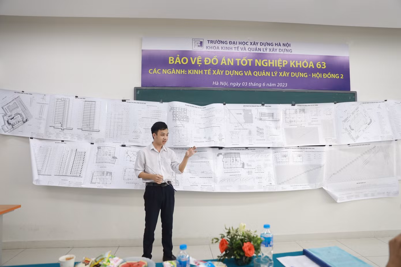 Long tại lễ Bảo vệ đồ án tốt nghiệp ngành Kinh tế Xây dựng.
