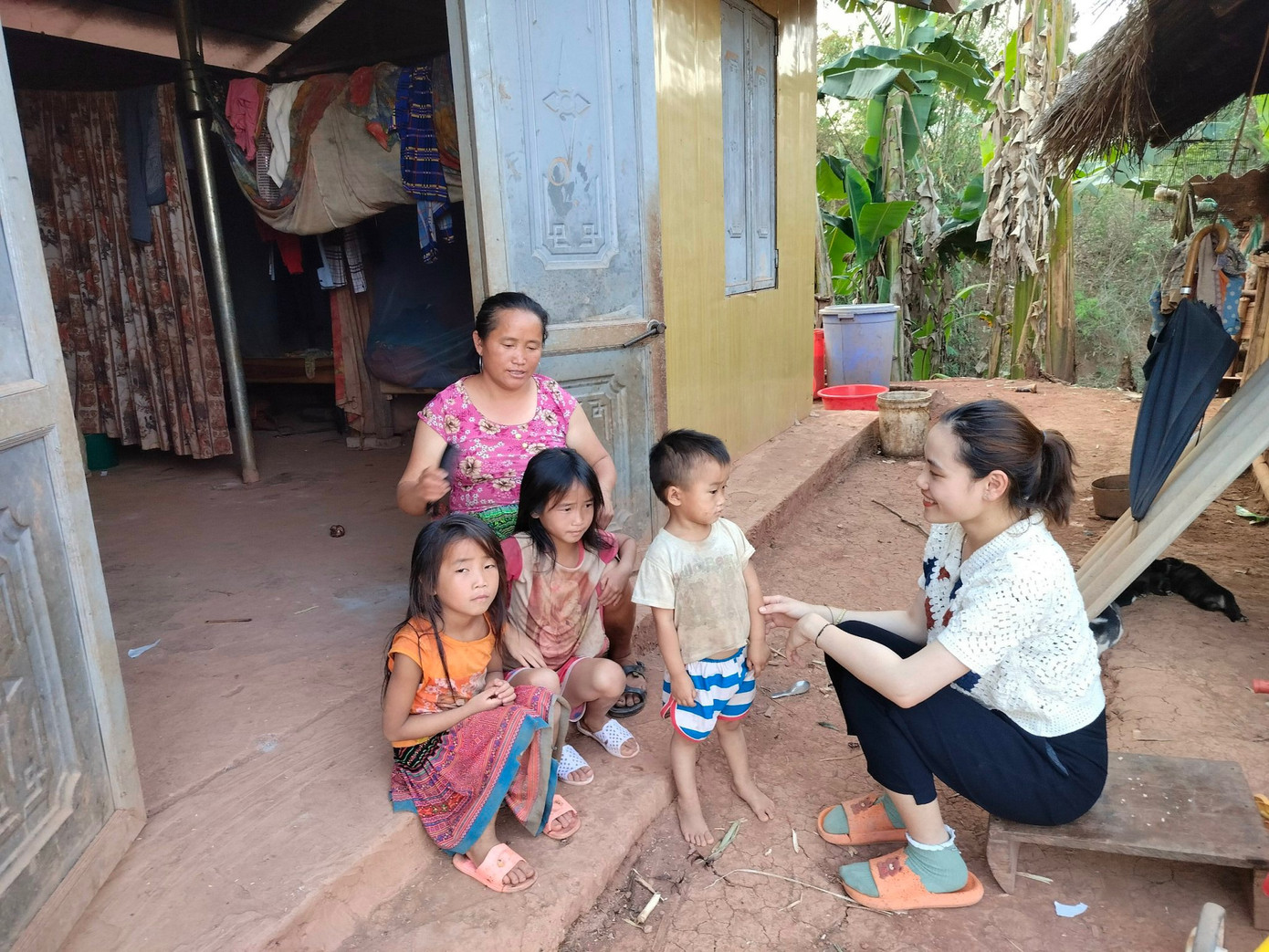 Cô Quàng Thị Hương đi chiêu sinh tại các bản trước thềm năm học mới.