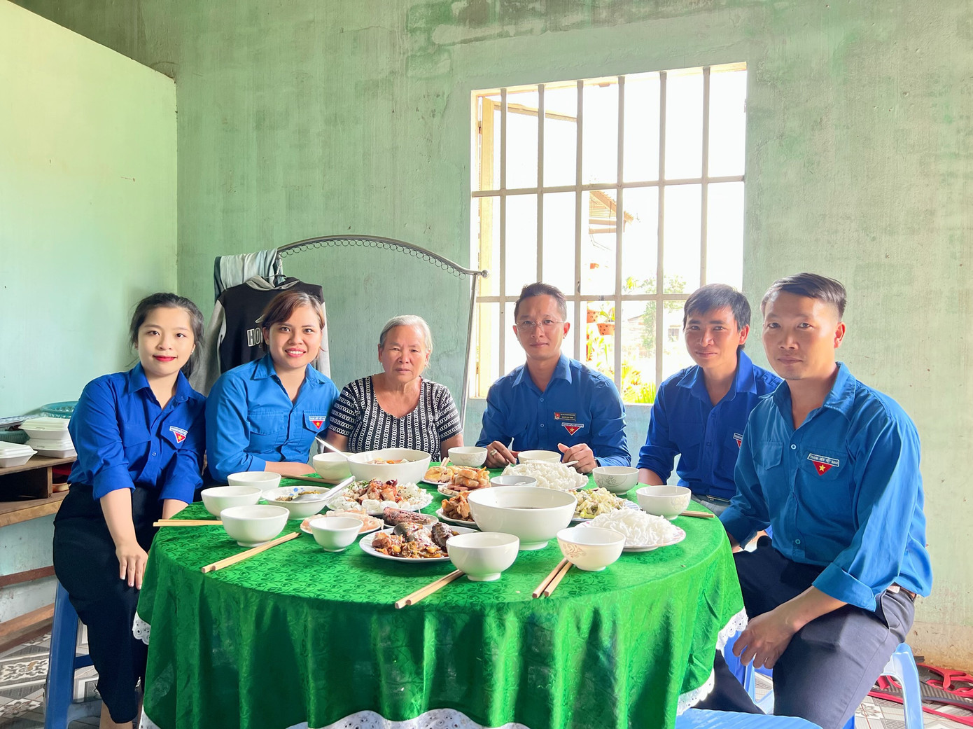 Tặng quà và tổ chức bữa cơm tri ân cho các gia đình thương binh liệt sĩ nhân dịp 27/7.