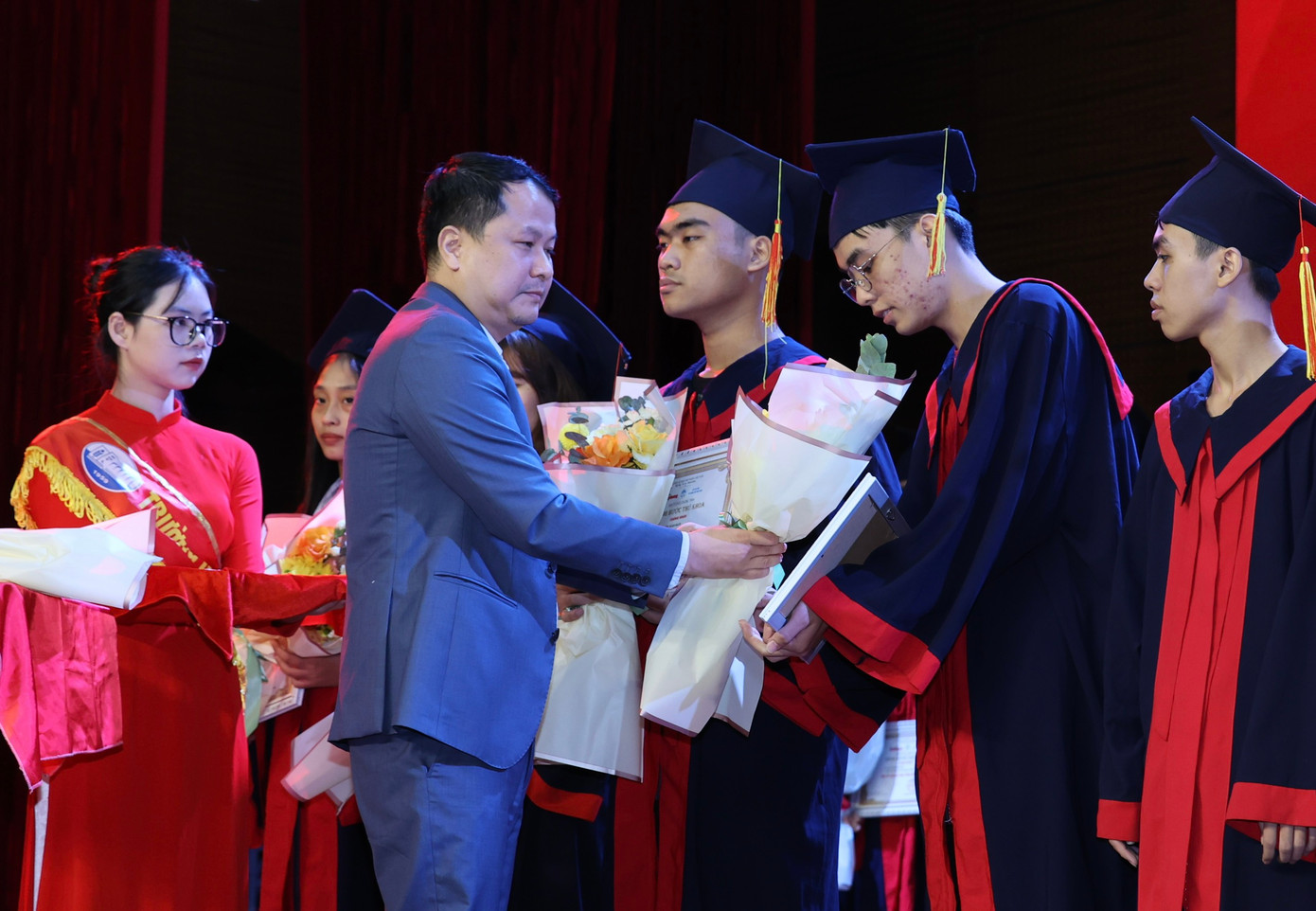 Nhờ có học bổng Nâng bước thủ khoa, Tiến đã có thể trang trải được học phí cho năm học đầu tiên, qua đó giảm bớt gánh nặng cho gia đình.