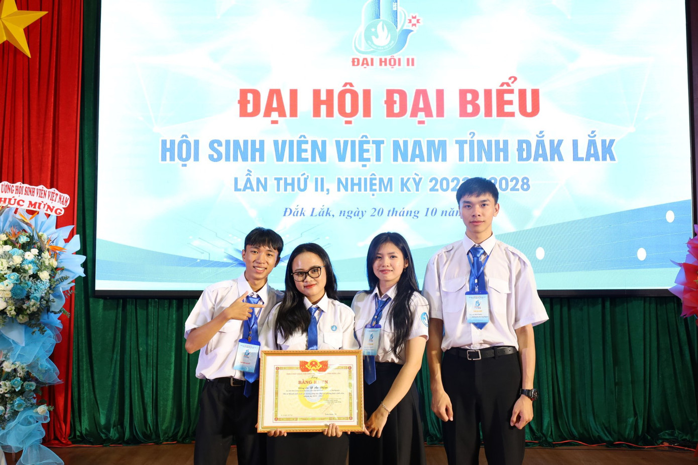 Diễm nhận Bằng khen xuất sắc trong Công tác Hội và phong trào sinh viên nhiệm kỳ 2015-2023 (đeo kính, đứng thứ 2 từ trái qua). Diễm nhận Bằng khen xuất sắc trong Công tác Hội và phong trào sinh viên nhiệm kỳ 2015-2023 (đeo kính, đứng thứ 2 từ trái qua).