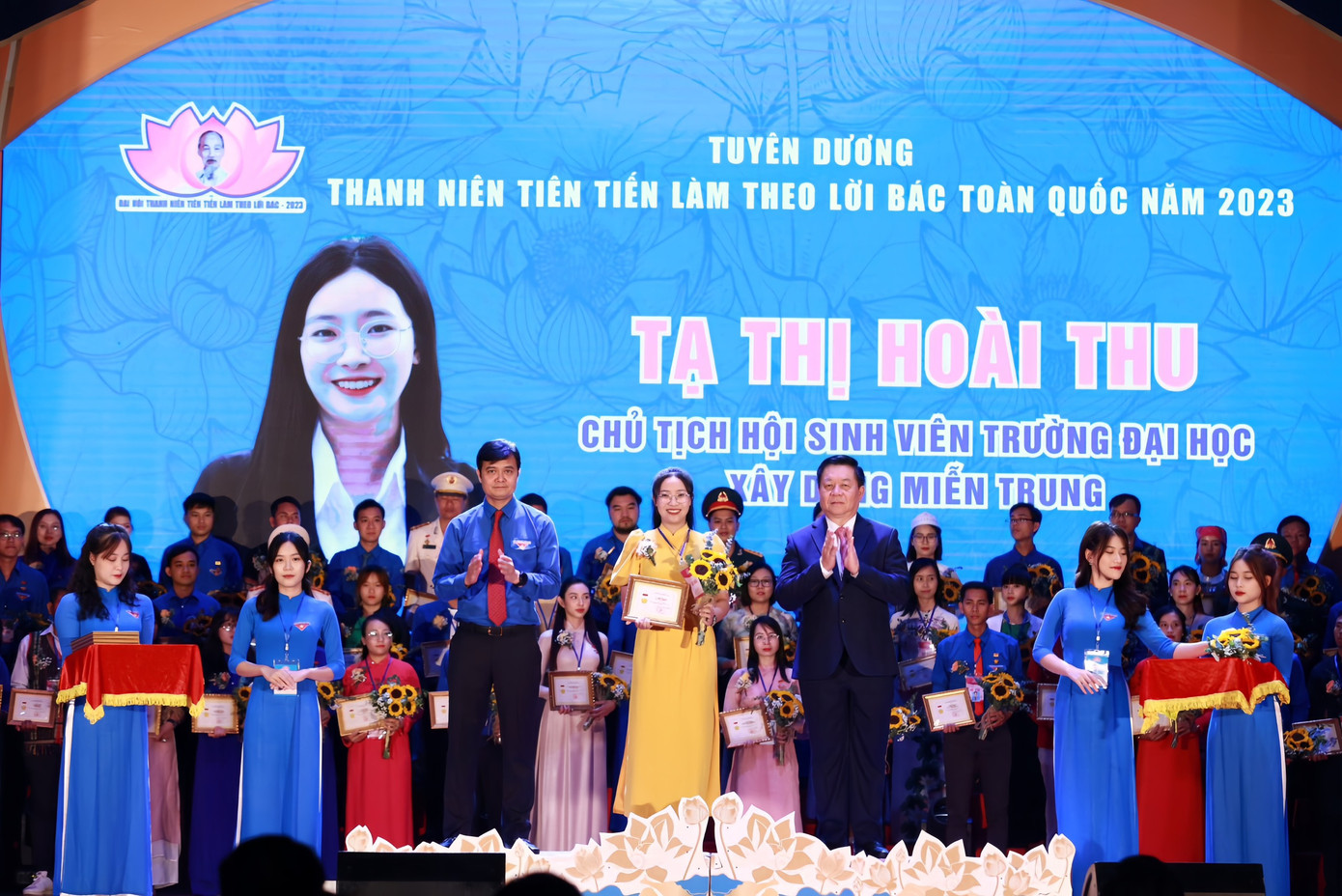 Nữ sinh MUCE được Ban Chấp hành Trung ương Đoàn tặng danh hiệu Thanh niên tiên tiến làm theo lời Bác toàn quốc lần thứ VII năm 2023. Nữ sinh MUCE được Ban Chấp hành Trung ương Đoàn tặng danh hiệu Thanh niên tiên tiến làm theo lời Bác toàn quốc lần thứ VII năm 2023.
