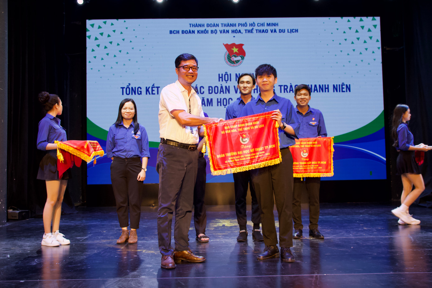 Tấn Phát là một trong những gương mặt sinh viên ưu tú của trường. Tấn Phát là một trong những gương mặt sinh viên ưu tú của trường.