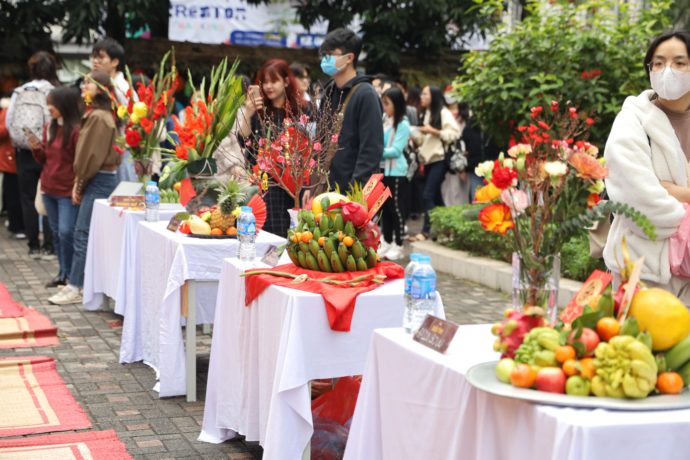 Những lọ hoa cùng mâm ngũ quả đẹp mắt được trưng bày sau khi hoàn thiện.