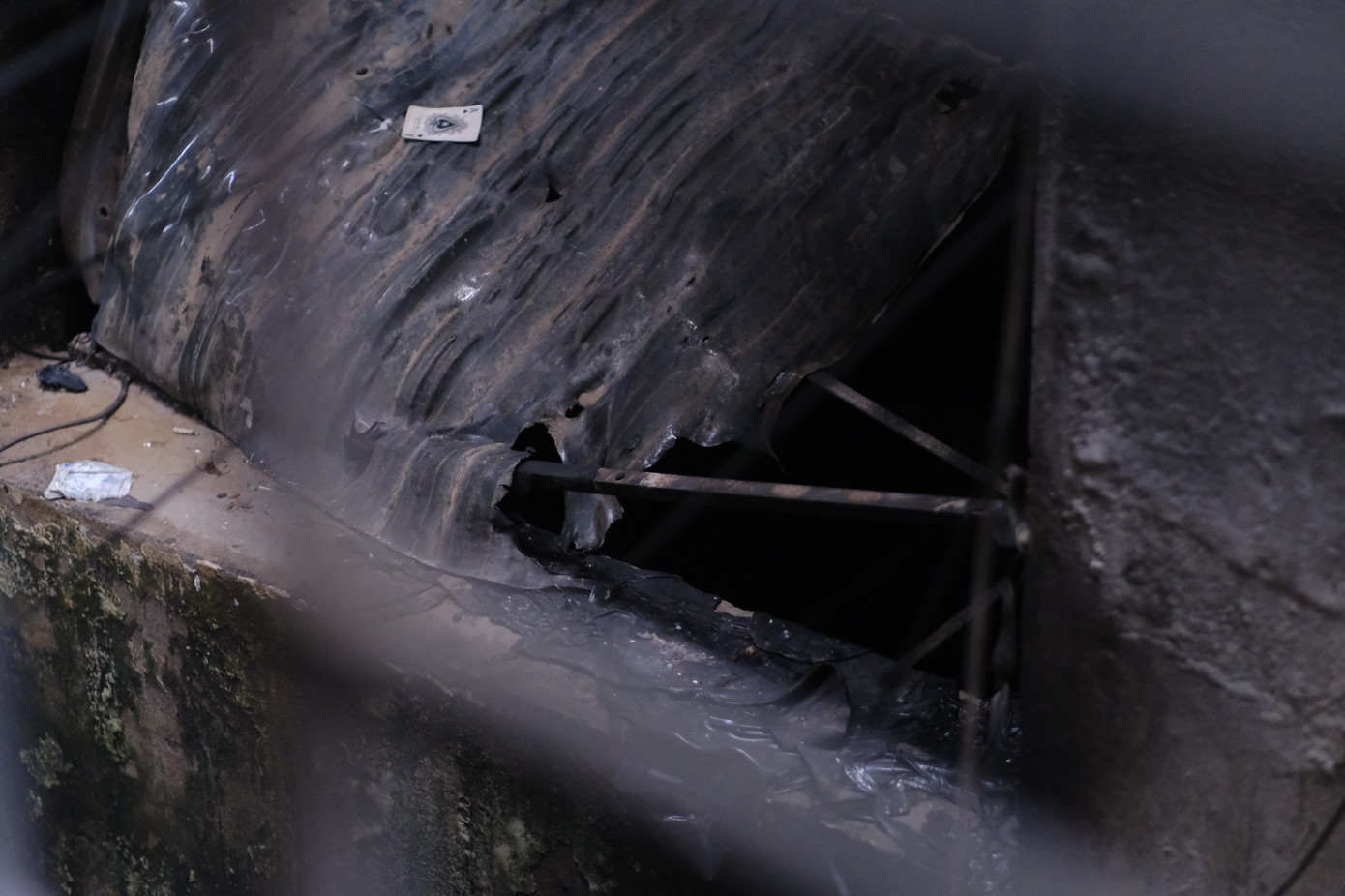 Ô cửa tại tầng 7 mặt sau toà nhà, nơi lực lượng cứu hộ và người dân hỗ trợ các nạn nhân thoát sang tầng 5 nhà 12A. Ảnh: Lê Vượng