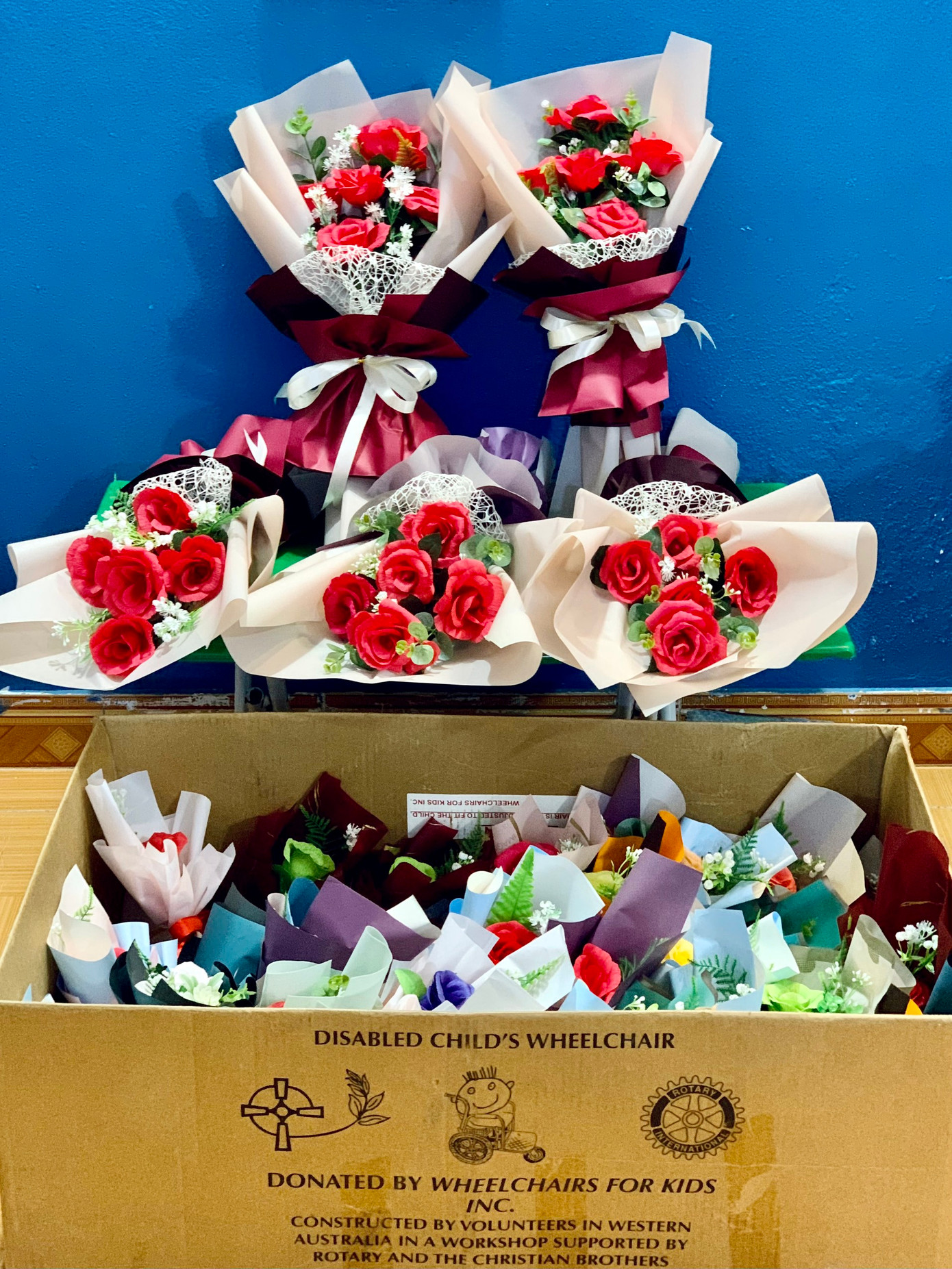 Các sản phẩm hoa giấy do các em nhỏ mắc chứng tự kỷ, khiếm thính chậm phát triển trí tuệ làm ra có giá dao động từ 10.000 đồng - 350.000 đồng. Các sản phẩm hoa giấy do các em nhỏ mắc chứng tự kỷ, khiếm thính chậm phát triển trí tuệ làm ra có giá dao động từ 10.000 đồng - 350.000 đồng.