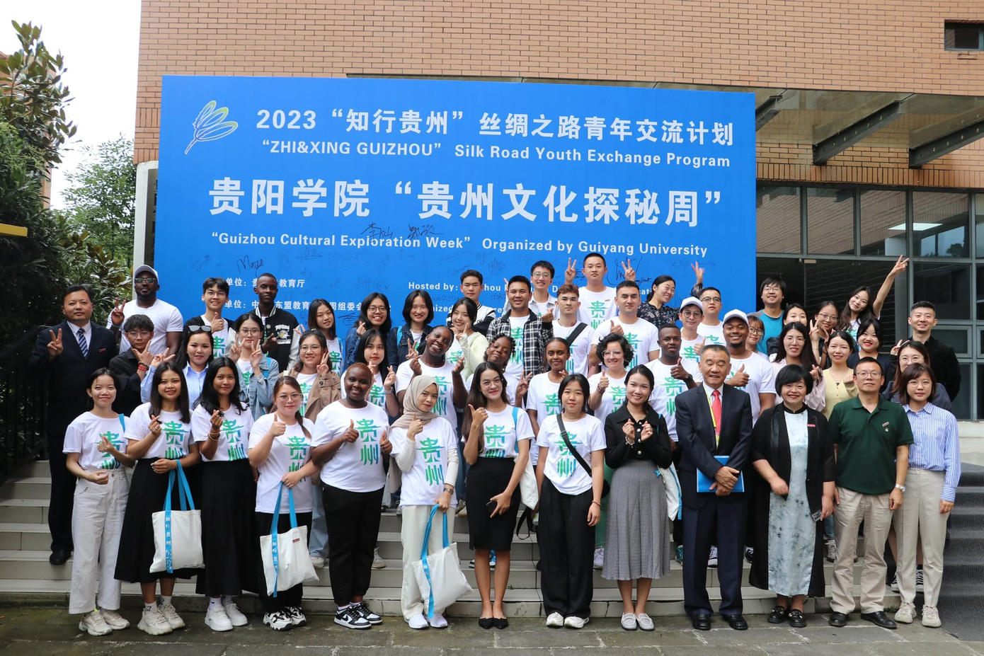 Học tại trường Ngọc Mai có có hội được gặp gỡ nhiều bạn bè và đến nhiều địa điểm mới.