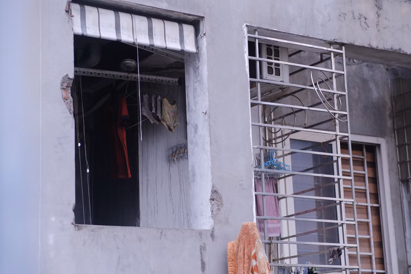 Nhiều nạn nhân thoát ra bằng đường này (mặt sau tầng 1 toà nhà) nhưng khói đen nhanh chóng bao phủ khiến nhiều người không phát hiện lối thoát. Ảnh: Lê Vượng Nhiều nạn nhân thoát ra bằng đường này (mặt sau tầng 1 toà nhà) nhưng khói đen nhanh chóng bao phủ khiến nhiều người không phát hiện lối thoát. Ảnh: Lê Vượng