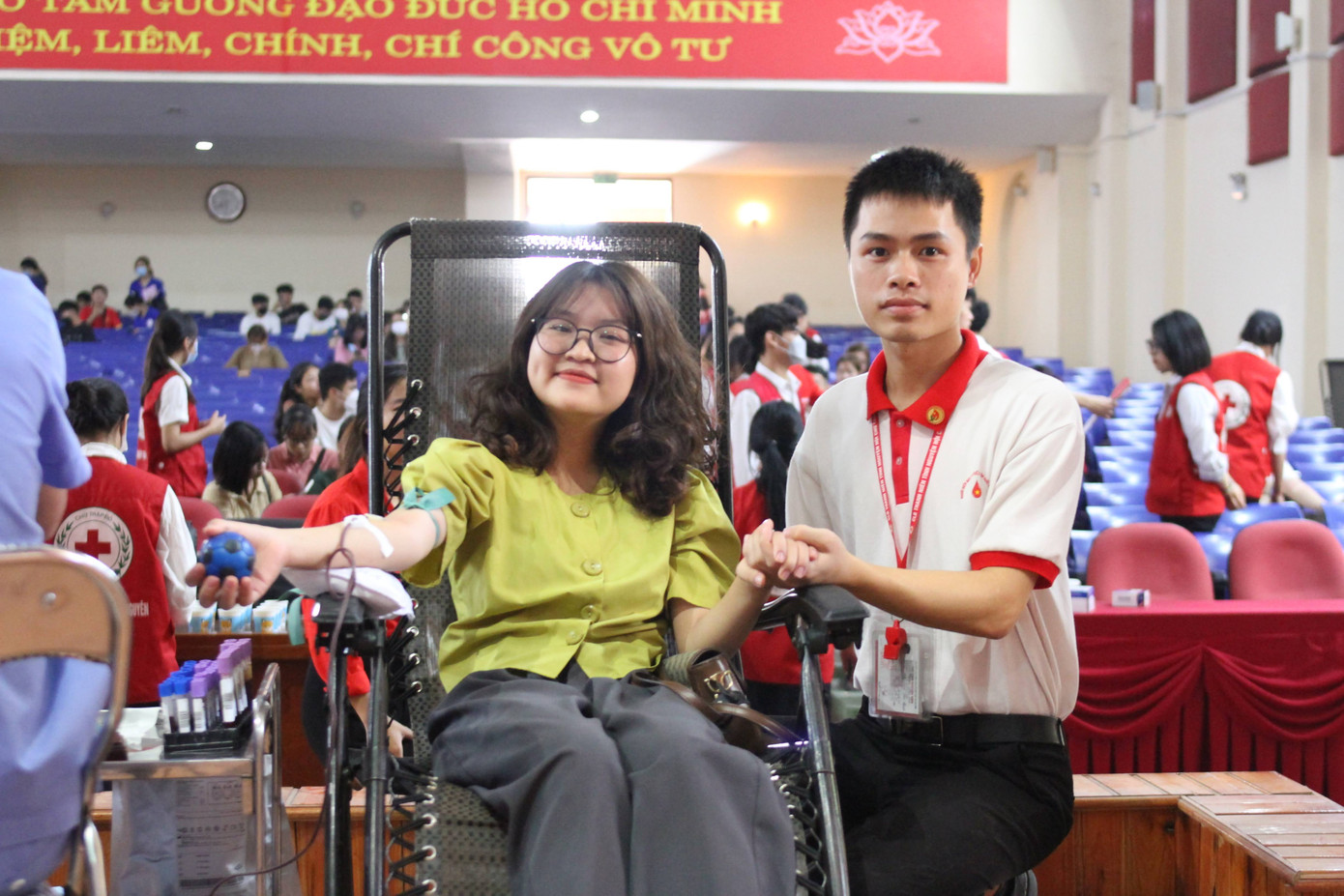 Phúc Đức chăm sóc người hiến máu nhân đạo.