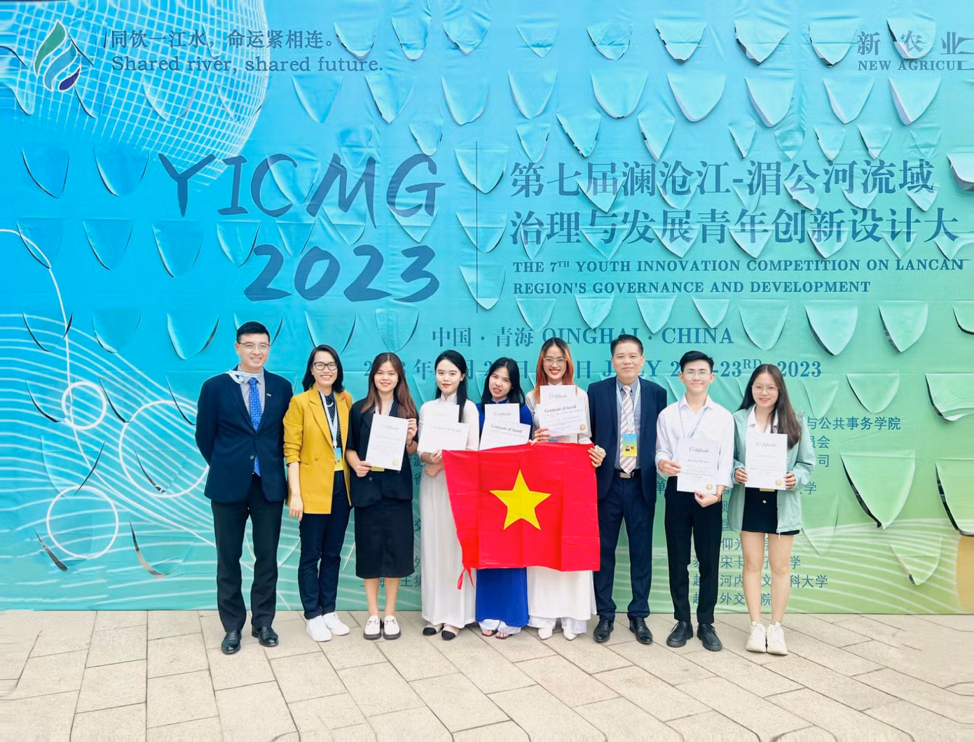 Đại diện Nhà trường, PGS.TS Bùi Hồng Hạnh (áo vàng) và các đội thi của Trường Đại học Khoa học Xã hội và Nhân văn, Đại học Quốc gia Hà Nội tại chung kết YICMG 2023.