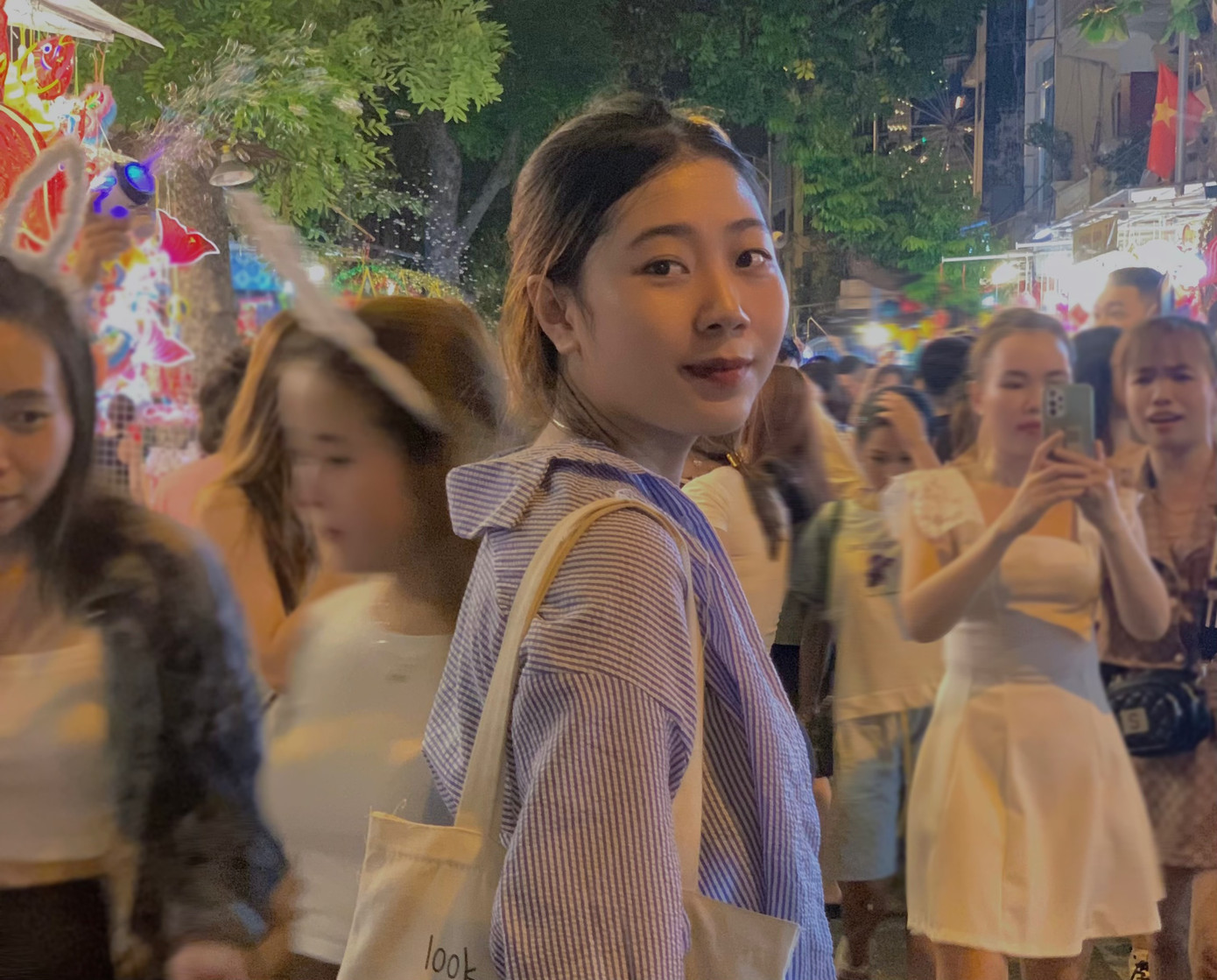 Bùi Thị Quỳnh Anh lần đầu tiên được đón Trung thu sớm tại Hà Nội. Bùi Thị Quỳnh Anh lần đầu tiên được đón Trung thu sớm tại Hà Nội.