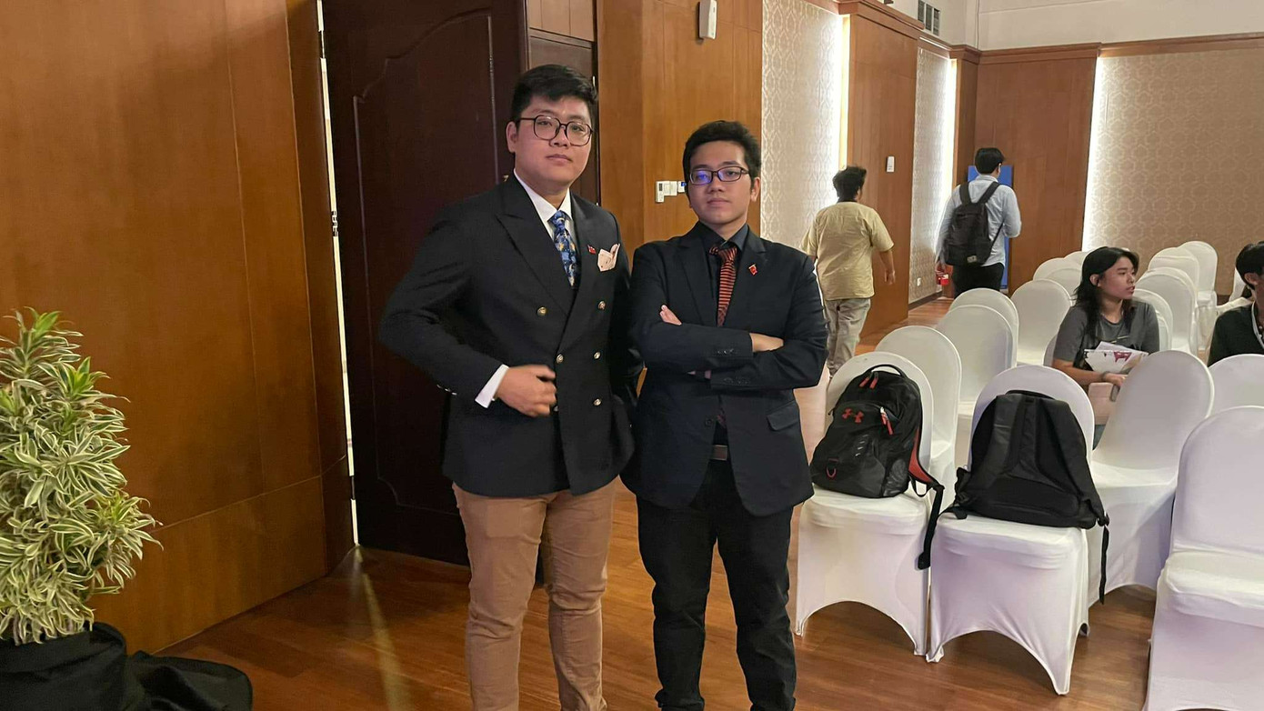 Ngô Minh Kiên (bên trái) cùng đồng đội Vũ Đức Hùng (bên phải) giành Á quân giải Vô địch Tranh biện Châu Á luật Nghị viện Anh năm 2022. Ngô Minh Kiên (bên trái) cùng đồng đội Vũ Đức Hùng (bên phải) giành Á quân giải Vô địch Tranh biện Châu Á luật Nghị viện Anh năm 2022.