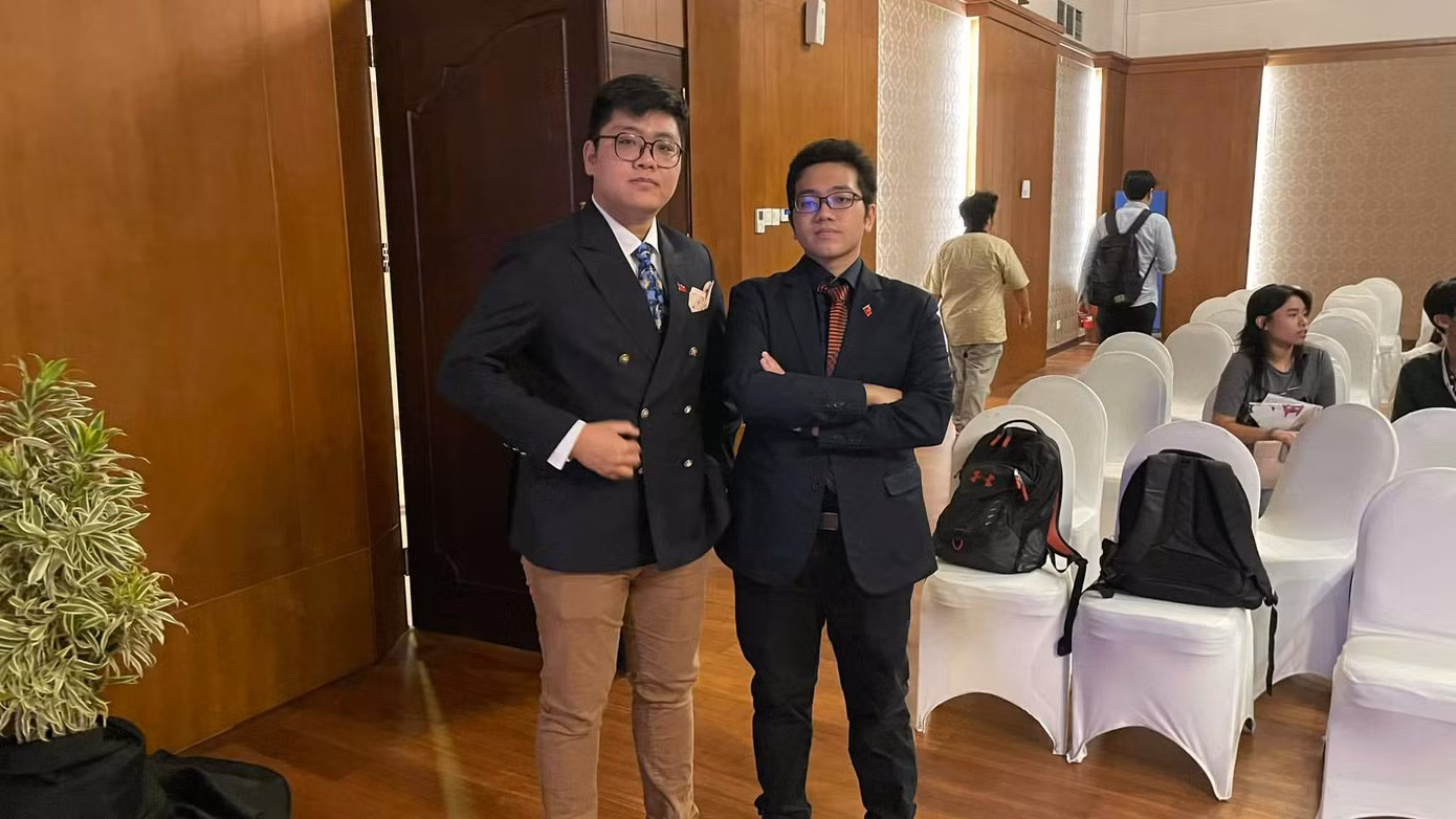 Ngô Minh Kiên (bên trái) cùng đồng đội Vũ Đức Hùng (bên phải) giành Á quân giải Vô địch Tranh biện Châu Á luật Nghị viện Anh năm 2022. Ngô Minh Kiên (bên trái) cùng đồng đội Vũ Đức Hùng (bên phải) giành Á quân giải Vô địch Tranh biện Châu Á luật Nghị viện Anh năm 2022.