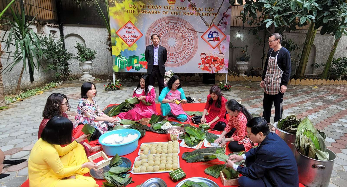 Hoạt động gói bánh chưng của Đại sứ quán.
