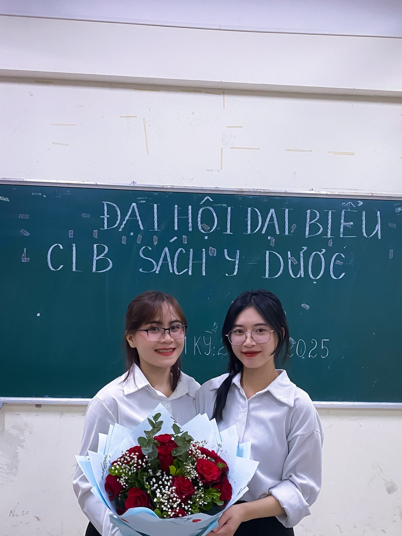 Thanh Trúc cùng chị Thảo - Chủ nhiệm CLB Sách nhiệm kỳ 2021-2023. Thanh Trúc cùng chị Thảo - Chủ nhiệm CLB Sách nhiệm kỳ 2021-2023.