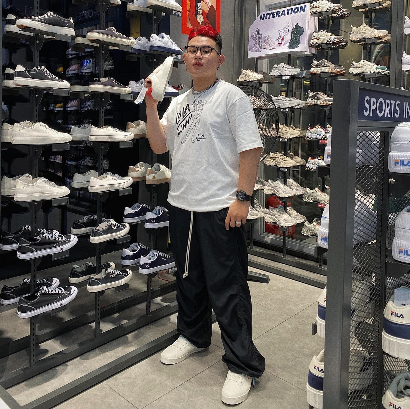 Jimmy được nhiều người yêu thích nhờ các clip review giày.