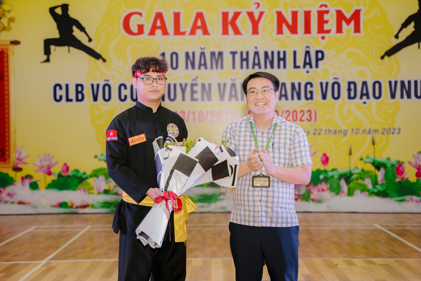 ThS. Nguyễn Trọng Tuynh - Bí thư Đoàn Thanh niên Học viện tặng hoa chúc mừng chương trình. ThS. Nguyễn Trọng Tuynh - Bí thư Đoàn Thanh niên Học viện tặng hoa chúc mừng chương trình.