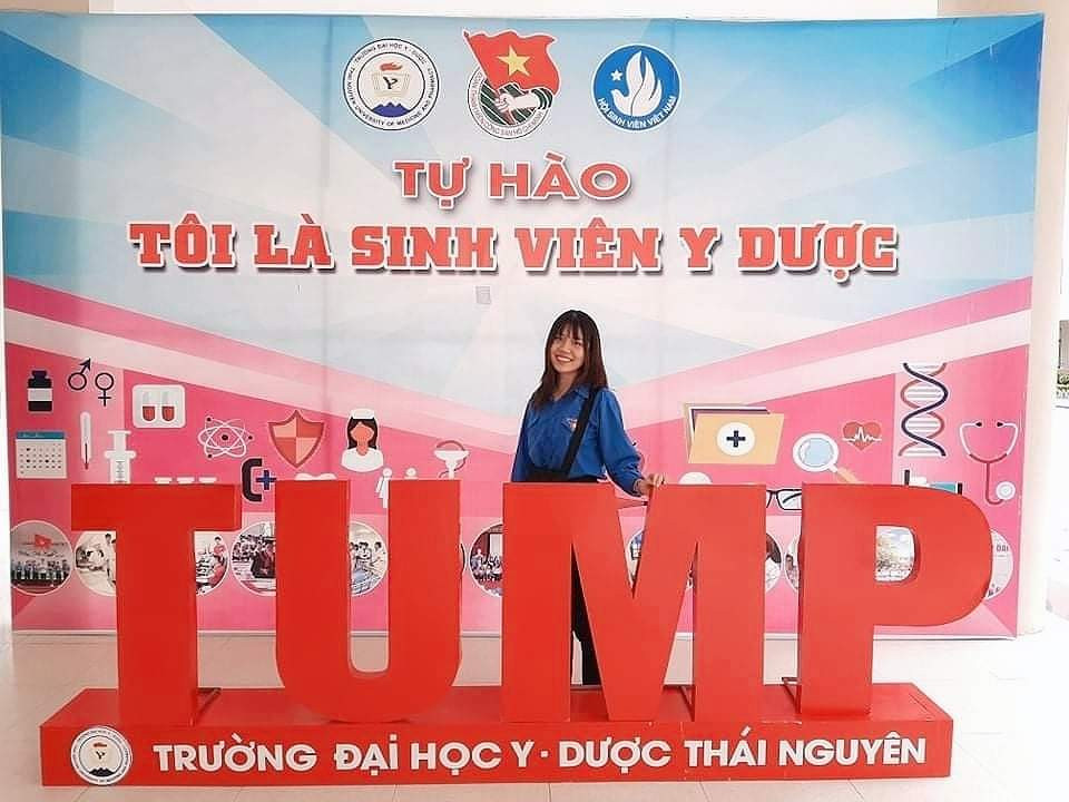Cô là Phó Bí thư Liên chi Đoàn khoa Dược. Cô là Phó Bí thư Liên chi Đoàn khoa Dược.