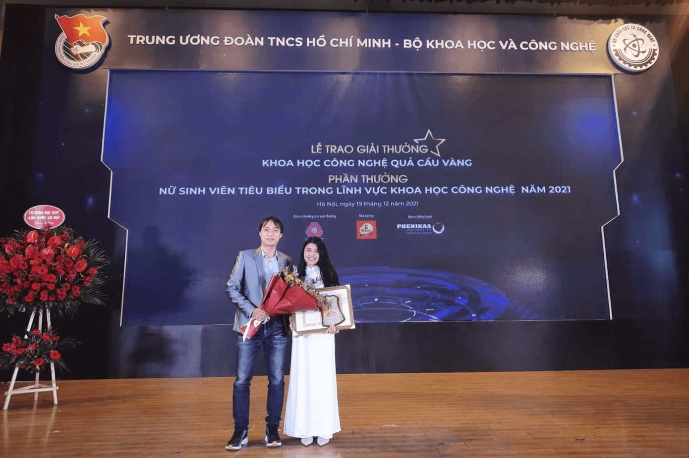 Ngân Hà và Tiến sĩ Hà Minh Hoàng tại lễ trao giải “Nữ sinh viên tiêu biểu trong lĩnh vực Khoa học công nghệ” năm 2021. Ngân Hà và Tiến sĩ Hà Minh Hoàng tại lễ trao giải “Nữ sinh viên tiêu biểu trong lĩnh vực Khoa học công nghệ” năm 2021.