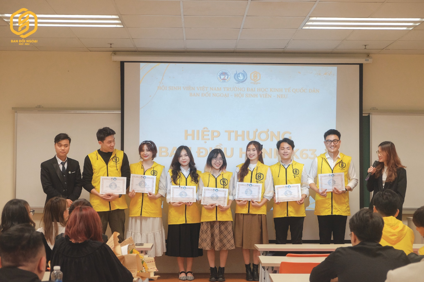 Đức Mạnh cùng bộ máy Ban Điều hành Ban Đối Ngoại - HSV - NEU nhiệm kỳ 2021-2022.