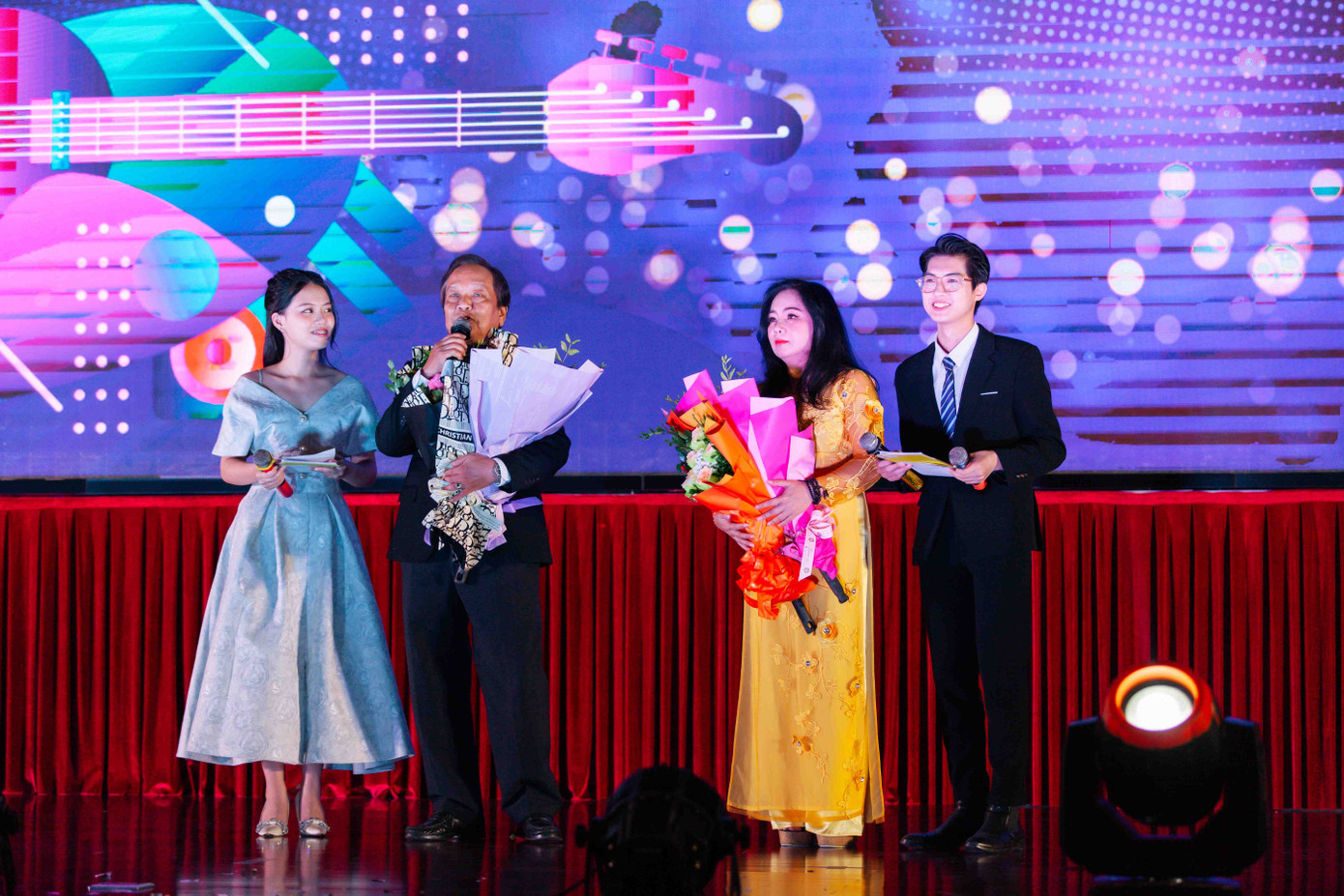 Bách trong vai trò MC chụp cùng Chủ tịch Công đoàn Bộ Ngoại giao và NSƯT Thanh Vinh tại Hội diễn Nghệ thuật quần chúng Bộ Ngoại giao 2023. Bách trong vai trò MC chụp cùng Chủ tịch Công đoàn Bộ Ngoại giao và NSƯT Thanh Vinh tại Hội diễn Nghệ thuật quần chúng Bộ Ngoại giao 2023.