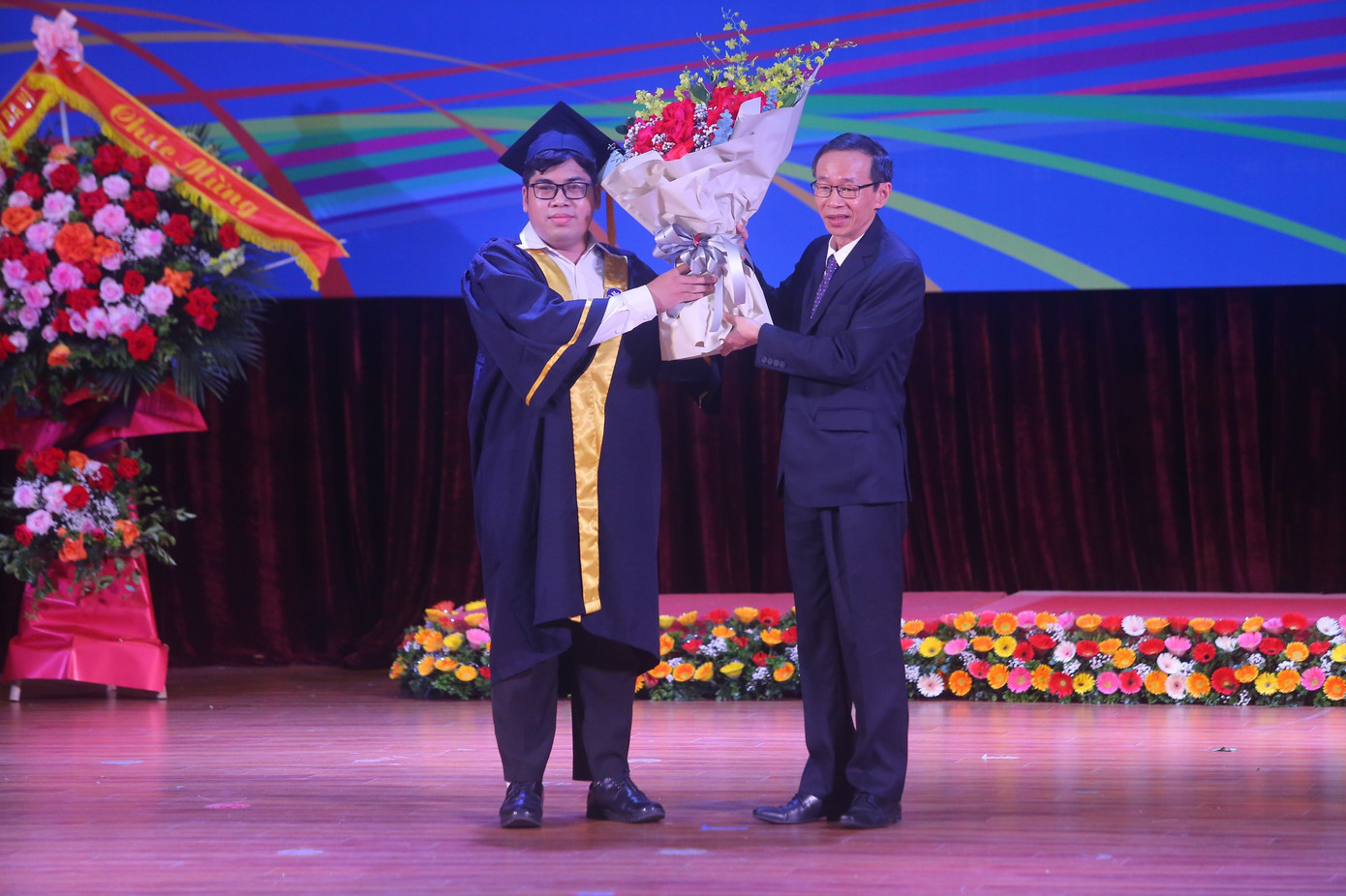 Thạch đại diện K69 tặng hoa cảm ơn GS.TS Nguyễn Văn Minh trong lễ tốt nghiệp.