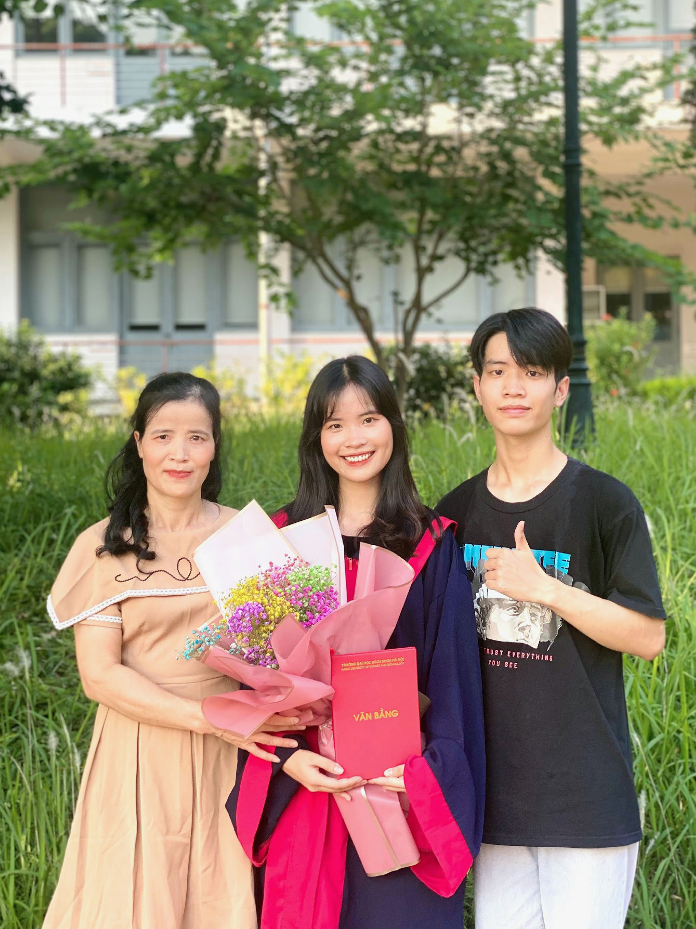 Thảo cùng mẹ và em trai trong ngày tốt nghiệp. Thảo cùng mẹ và em trai trong ngày tốt nghiệp.