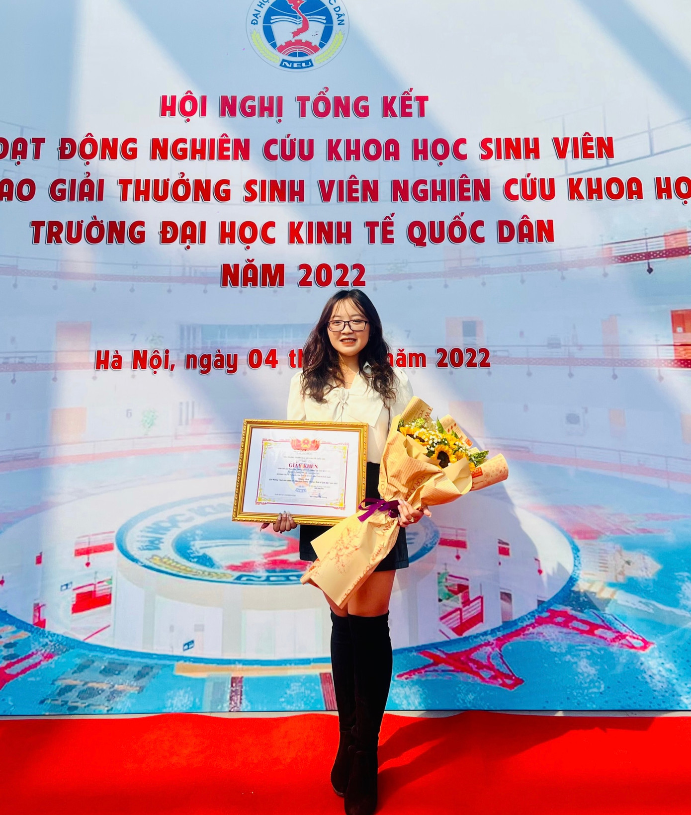 Khánh Vân đạt được Giải Ba Nghiên cứu khoa học cấp Bộ năm 2022 và Giải Nhất Nghiên cứu khoa học Trường Đại học Kinh tế Quốc dân.