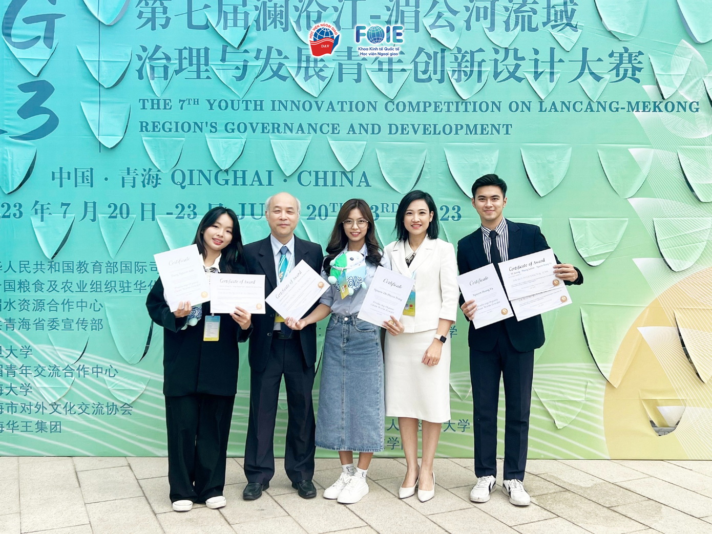 Đội thi DAVIN với dự án _Bột giun quế hữu cơ_ nhận về giải thưởng dự án tiềm năng “The Best Project For Incubation”.