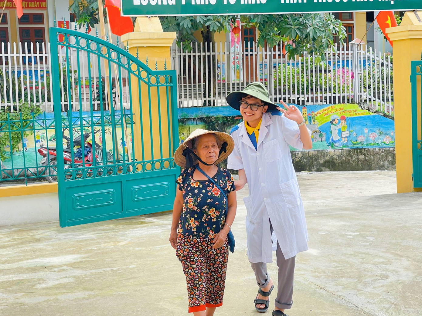 Anh hướng dẫn người dân đến khám bệnh. Anh hướng dẫn người dân đến khám bệnh.