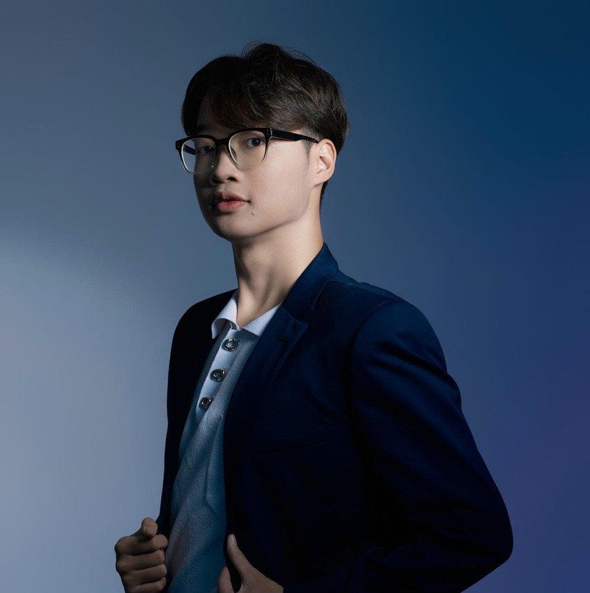 Nguyễn Chí Thành (sinh năm 2003) hiện đang là sinh viên năm 2 chuyên ngành Truyền thông Đa phương tiện, trường Đại học Hà Nội. Nguyễn Chí Thành (sinh năm 2003) hiện đang là sinh viên năm 2 chuyên ngành Truyền thông Đa phương tiện, trường Đại học Hà Nội.