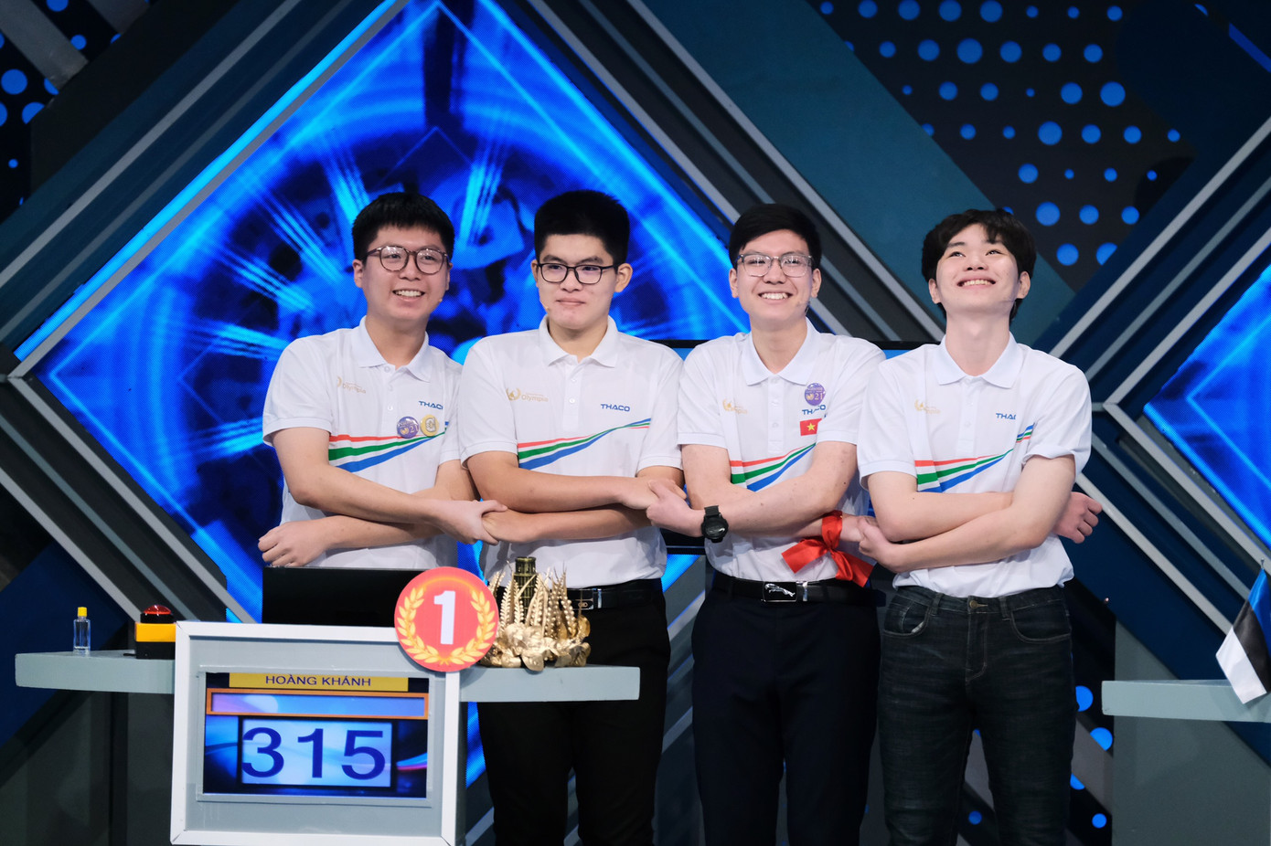 Việt Thái cùng các bạn dự thi tại vòng Chung kết Đường lên đỉnh Olympia năm thứ 21.