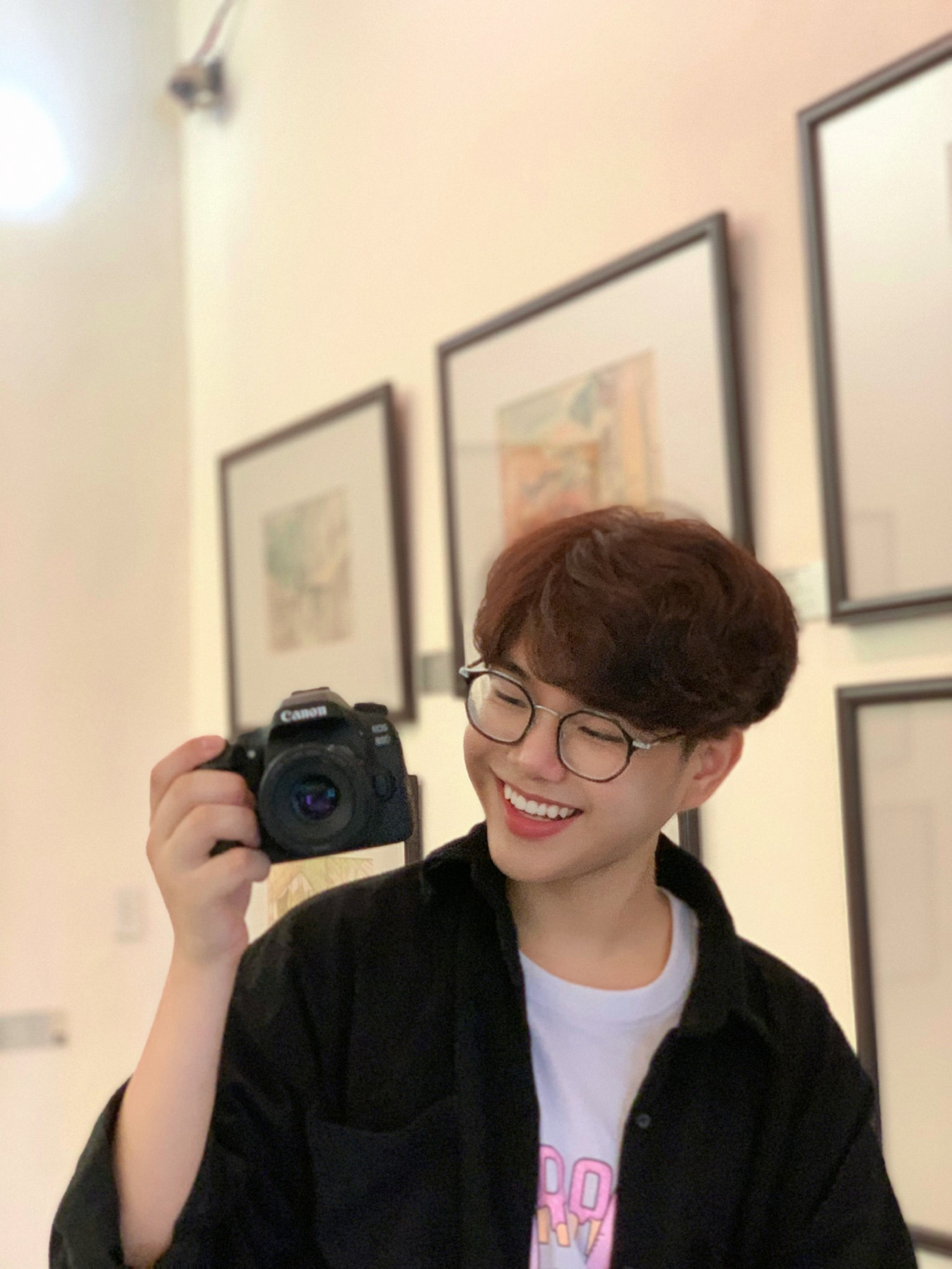 Nguyễn Văn Quốc Khánh (20 tuổi) là sinh viên năm thứ 3, khóa 71, khoa Lịch sử, Trường Đại học Sư phạm Hà Nội.