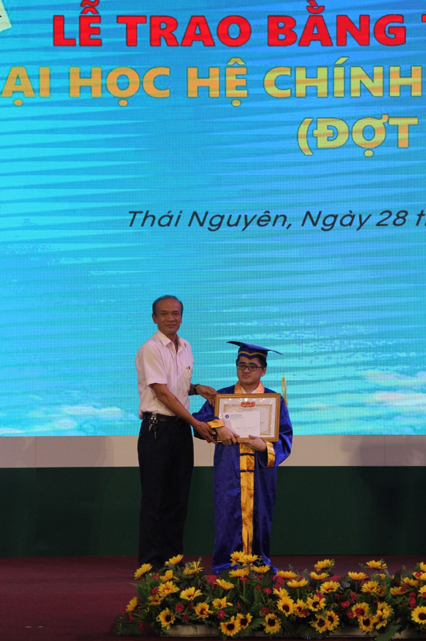 Nguyễn Công Duy nhận khen thưởng.