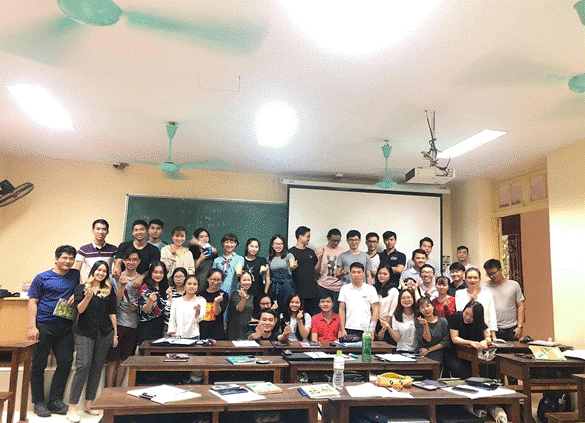 Trương Việt Hoàng chụp cùng cô và các bạn tại lớp học. Trương Việt Hoàng chụp cùng cô và các bạn tại lớp học.