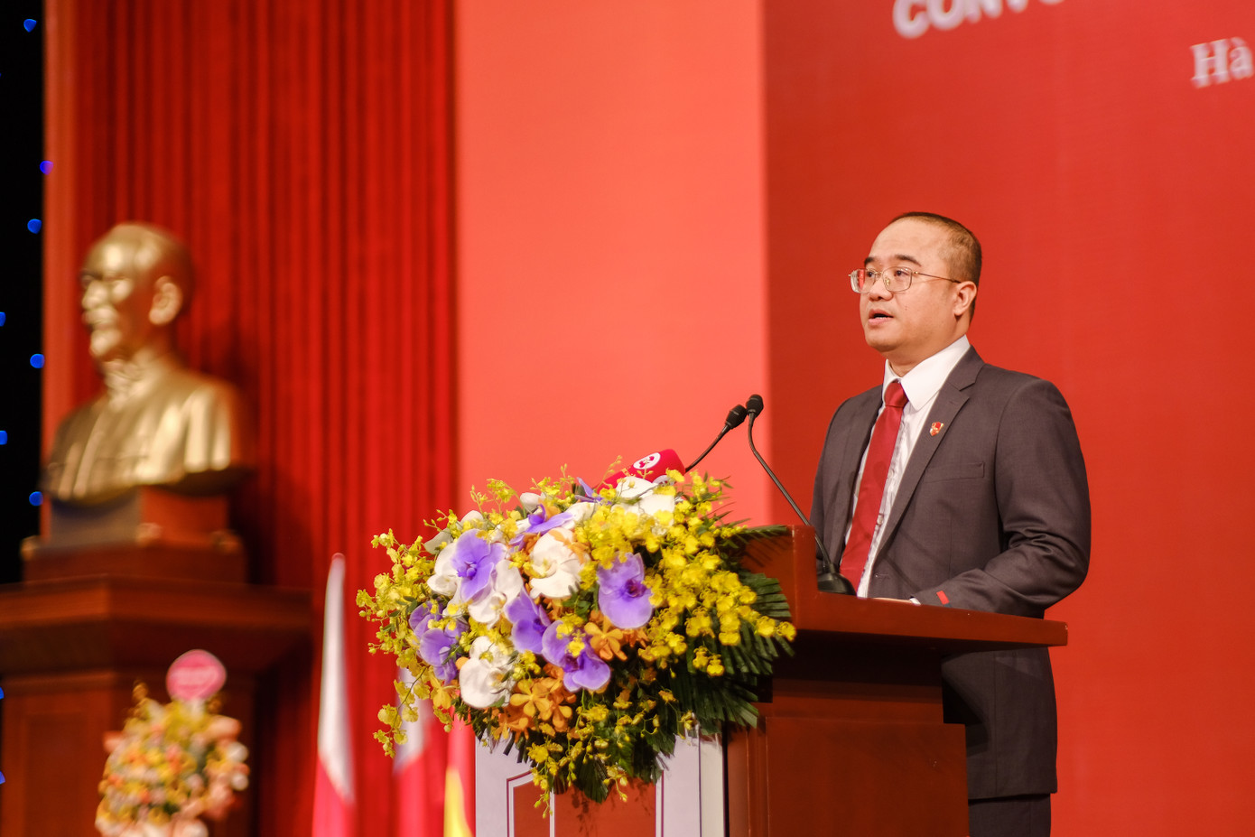 PGS, TS. Nguyễn Trúc Lê :“Ngày hôm nay, các em K68 đã có thể chính thức tuyên bố với xã hội rằng, các em là một lớp thanh niên tài năng của Trường Đại học Kinh tế - Đại học Quốc gia Hà Nội; và sẽ trở thành lớp thế hệ công dân toàn cầu trong tương lai, mang bản sắc dân tộc Việt Nam; cùng nhau trau dồi, rèn luyện tâm - đức - trí - tài để phụng sự Tổ quốc". Ảnh: Lê Vượng