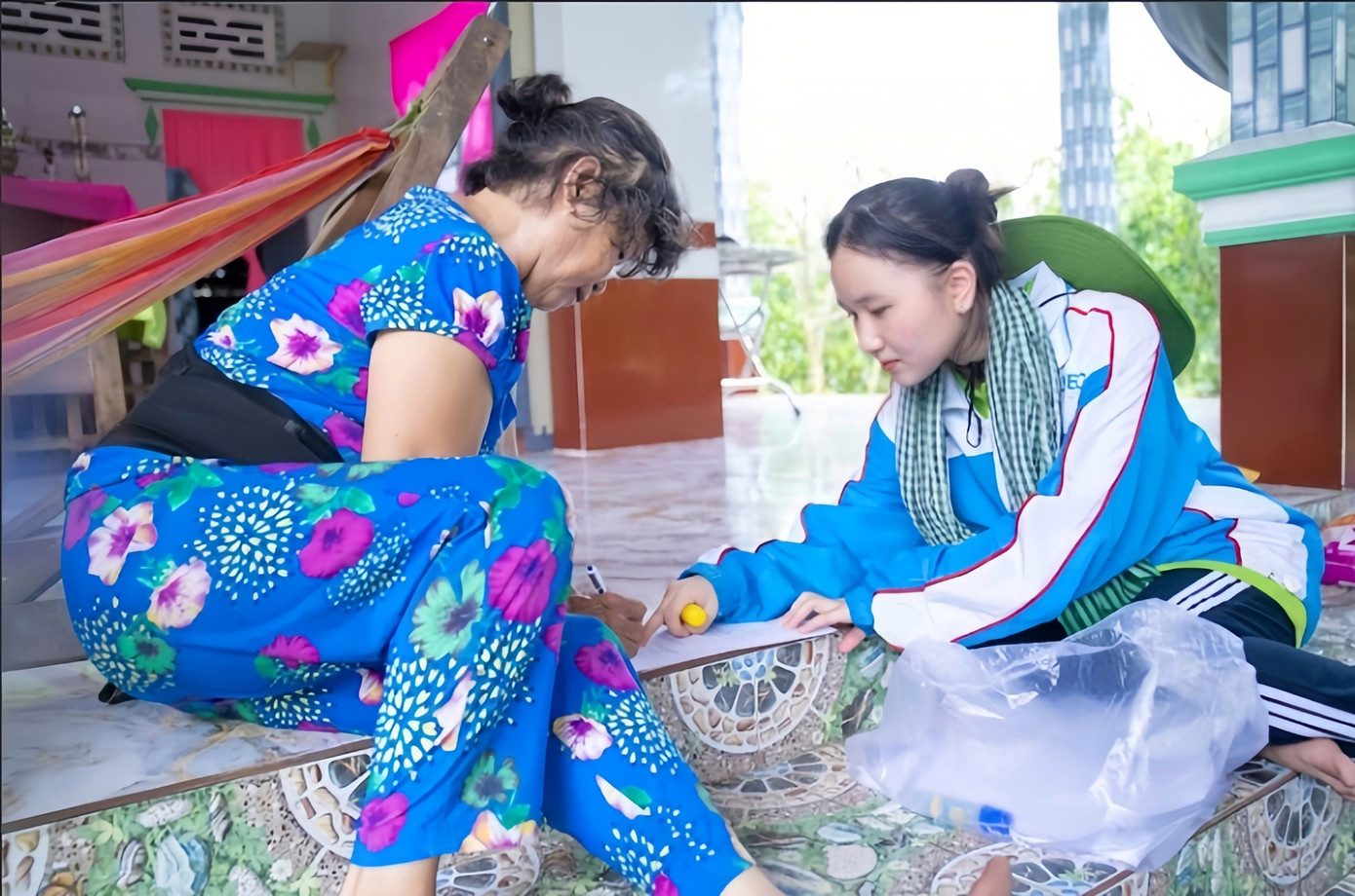 Nữ sinh có trái tim đầy nhiệt huyết, tinh thần lạc quan và yêu thương. Nữ sinh có trái tim đầy nhiệt huyết, tinh thần lạc quan và yêu thương.