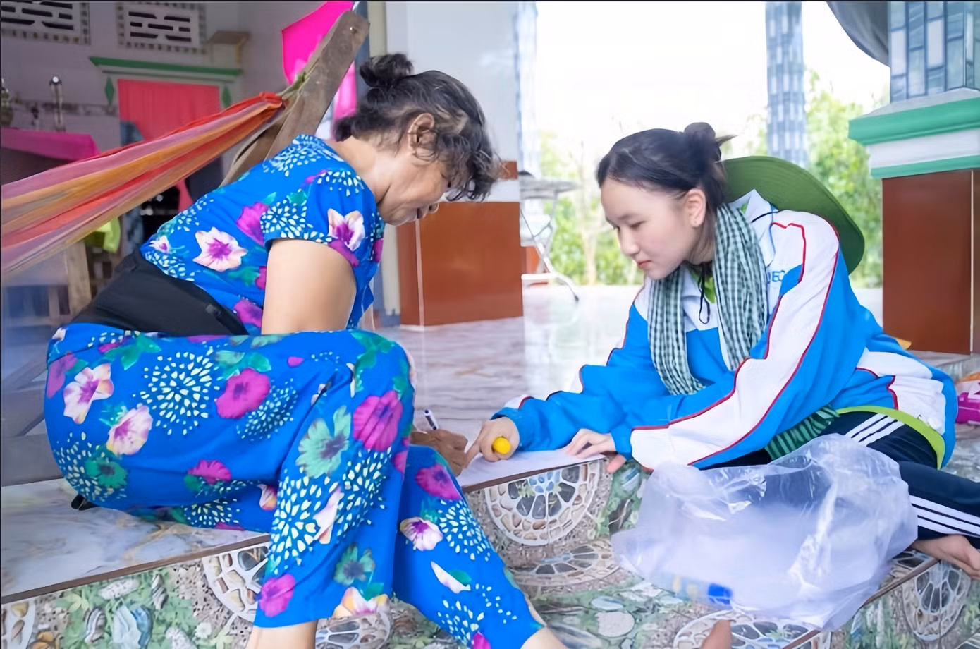 Nữ sinh có trái tim đầy nhiệt huyết, tinh thần lạc quan và yêu thương. Nữ sinh có trái tim đầy nhiệt huyết, tinh thần lạc quan và yêu thương.