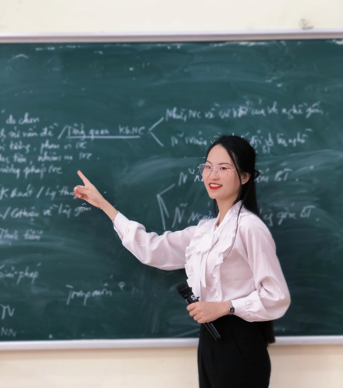 Hương Giang rất yêu Văn và việc dạy học, vì thế cô quyết định học thêm ngành thứ hai, đó là Sư phạm Ngữ Văn. Hương Giang rất yêu Văn và việc dạy học, vì thế cô quyết định học thêm ngành thứ hai, đó là Sư phạm Ngữ Văn.