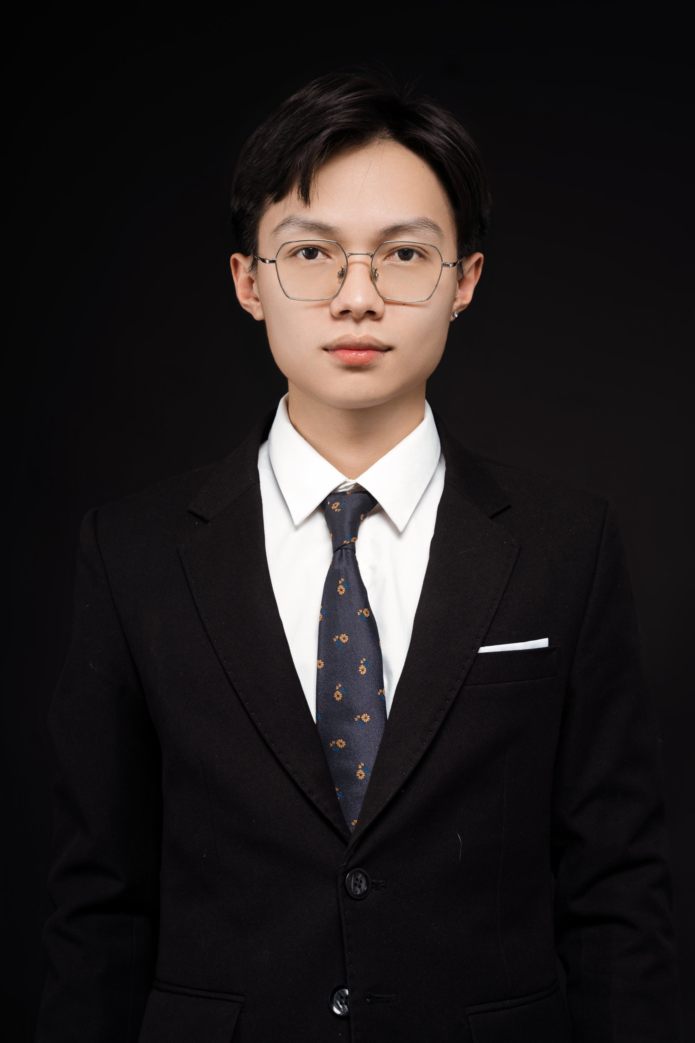 Nguyễn Duy Long, cựu sinh viên Đại học Bách Khoa. Nguyễn Duy Long, cựu sinh viên Đại học Bách Khoa.