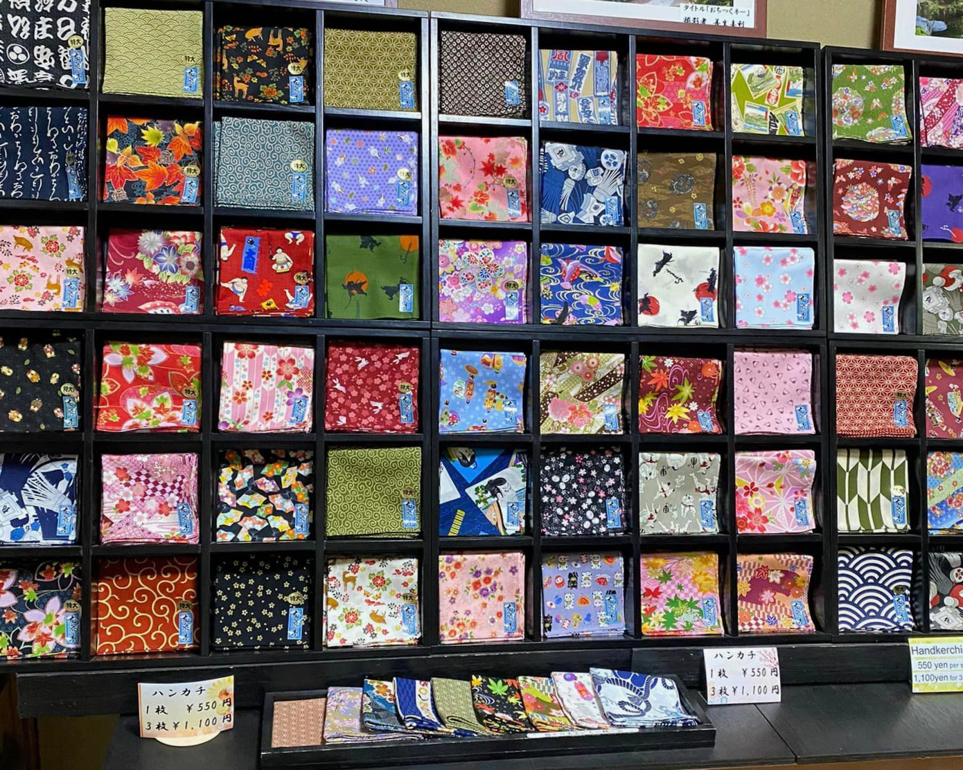 Những chiếc khăn tay nhiều ý nghĩa mà Trà My đã mua về làm quà.