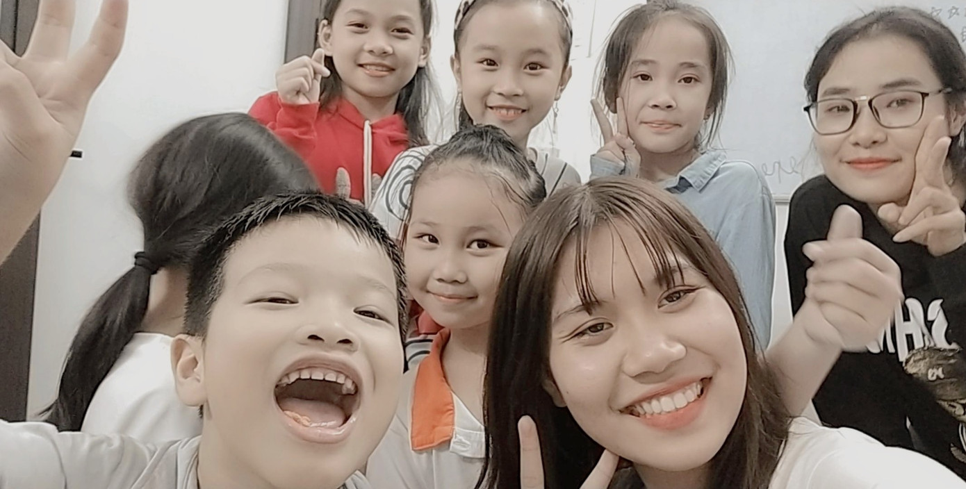 Cô thử sức với nhiều vai trò mới: làm MC, tham gia đội nhảy, đội múa, tham gia cuộc thi vẽ, đi làm trợ giảng cho Trung tâm Anh ngữ,... Cô thử sức với nhiều vai trò mới: làm MC, tham gia đội nhảy, đội múa, tham gia cuộc thi vẽ, đi làm trợ giảng cho Trung tâm Anh ngữ,...